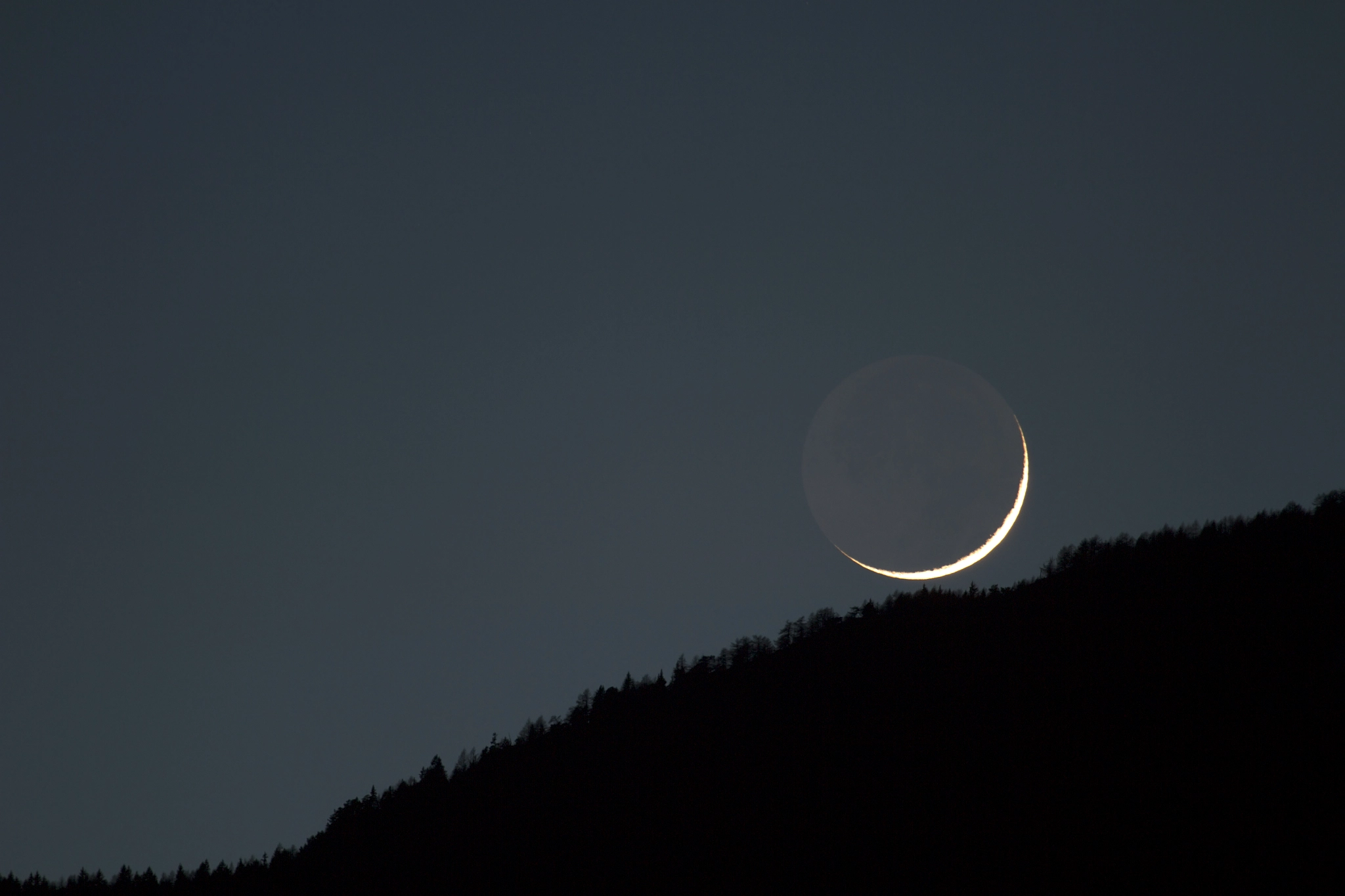 Canon EF 100-400mm F4.5-5.6L IS USM sample photo. Le croissant de lune... photography