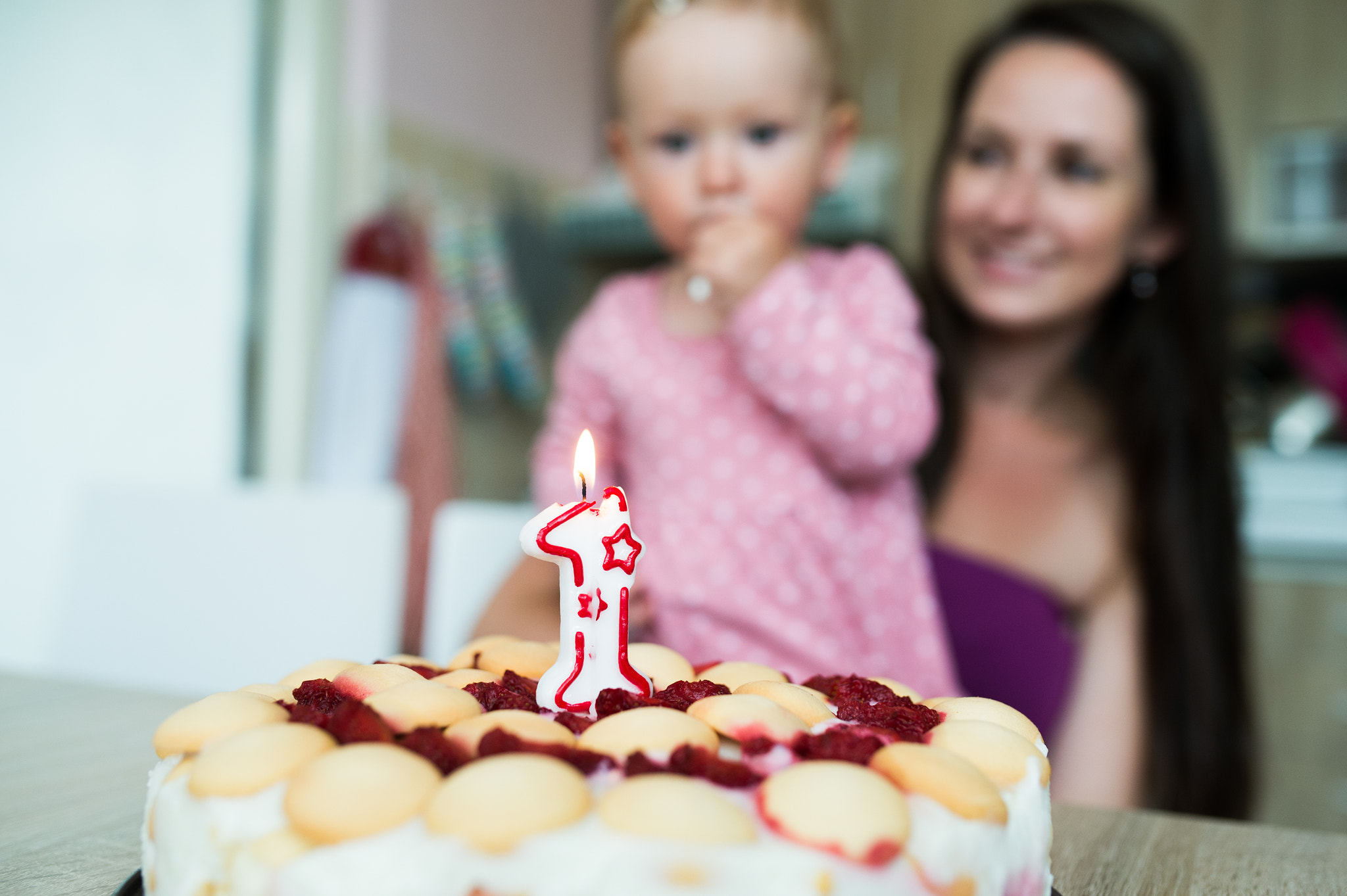 Nikon D4S sample photo. Mother with her cute daughter and birthday cake with candle photography