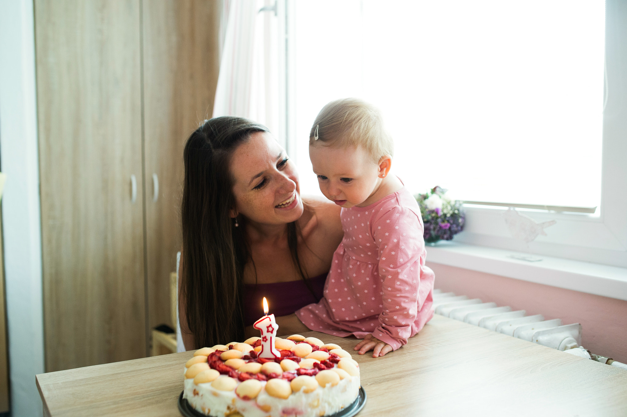 Nikon D4S sample photo. Mother with her cute daughter and birthday cake with candle photography