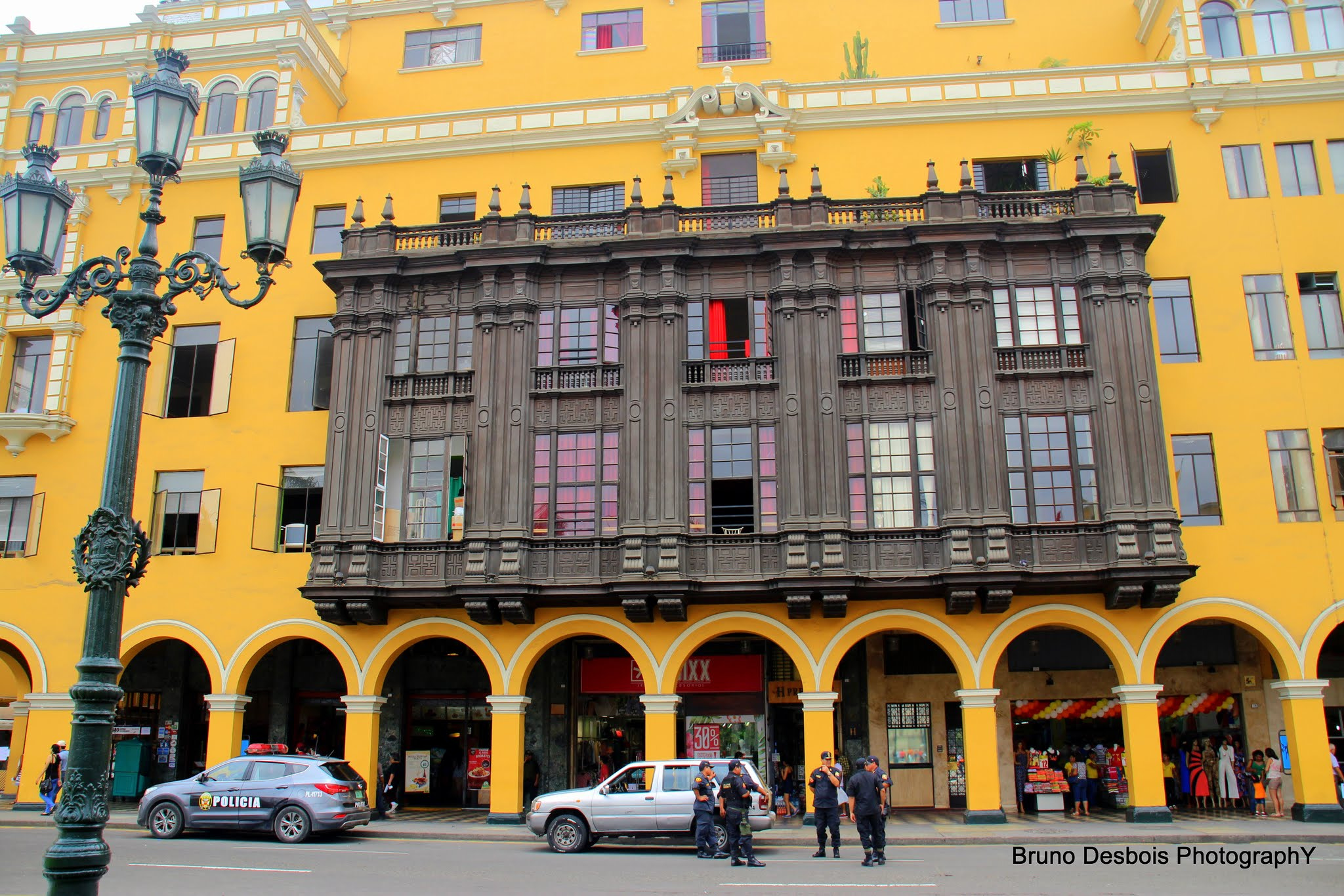 Sigma 18-200mm f/3.5-6.3 DC OS sample photo. Yellow wall photography