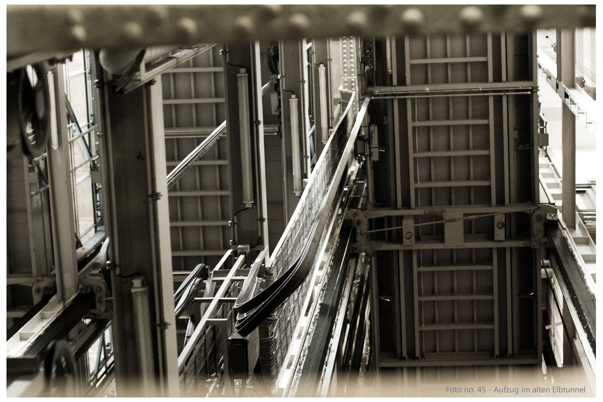Canon EOS 70D + Canon EF 50mm F1.4 USM sample photo. Aufzug im alten elbtunnel photography