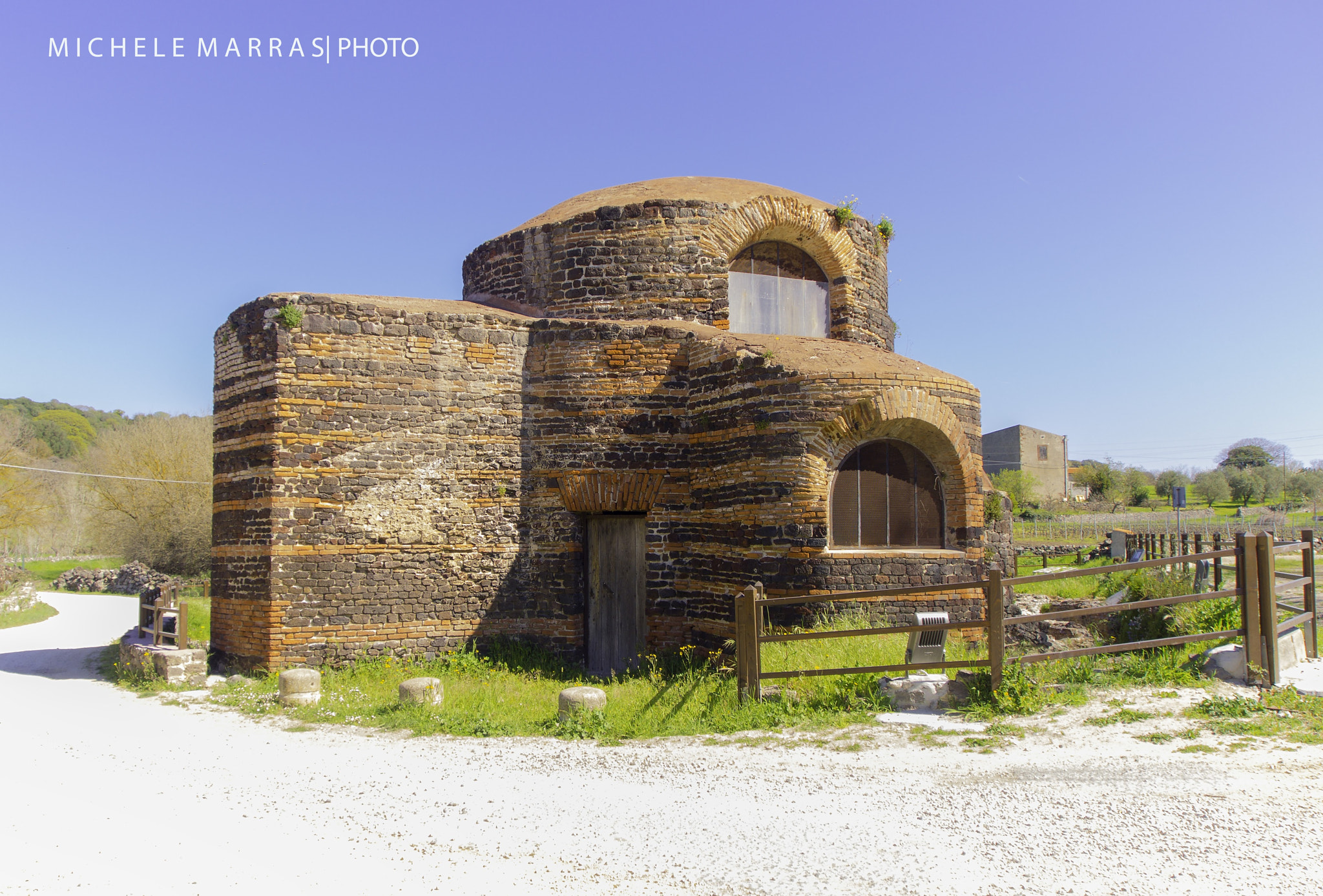Olympus OM-D E-M5 sample photo. Architetture romaniche photography