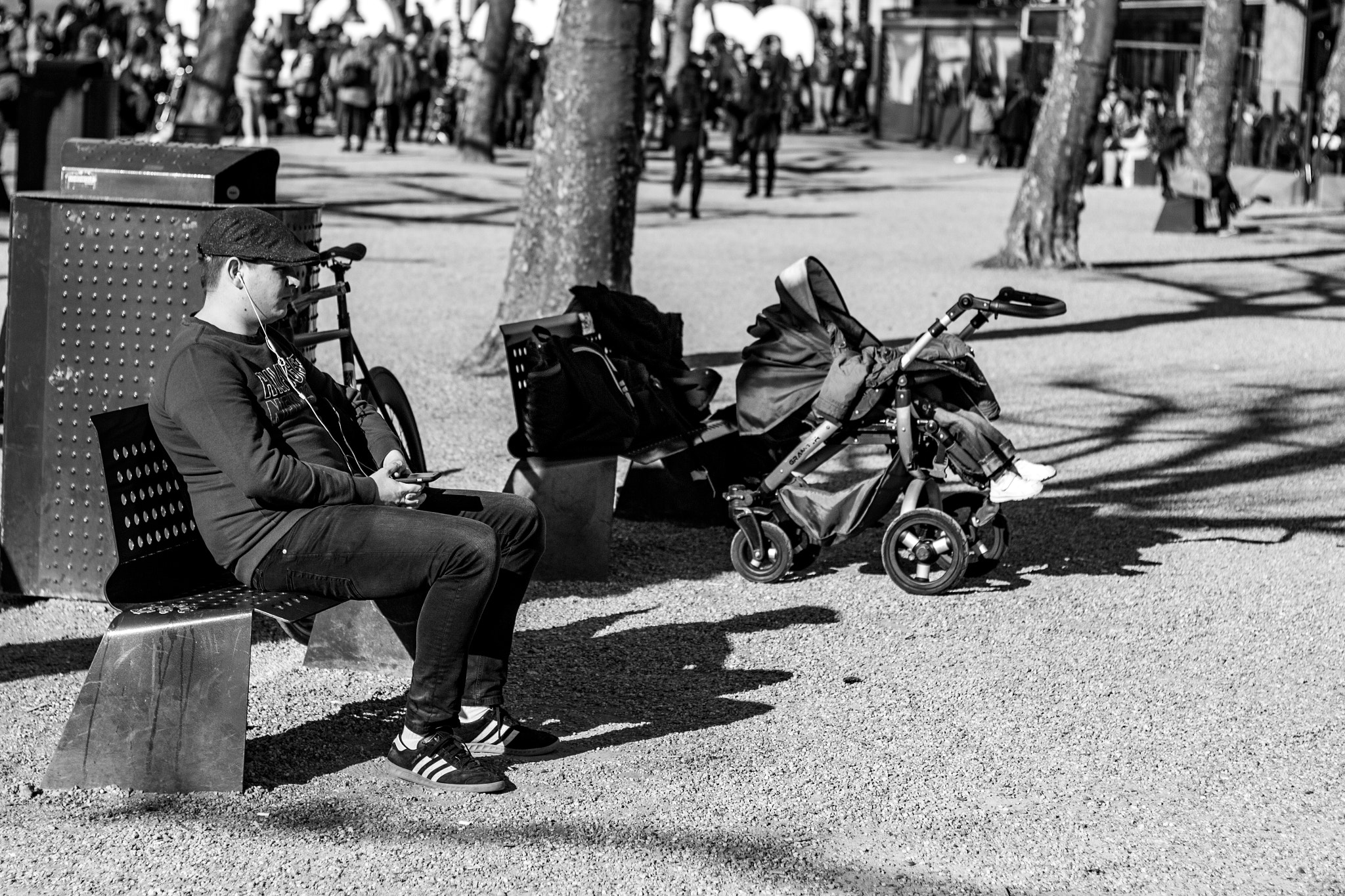Canon EOS 650D (EOS Rebel T4i / EOS Kiss X6i) + Canon EF 50mm F1.8 II sample photo. Watching the kid? photography