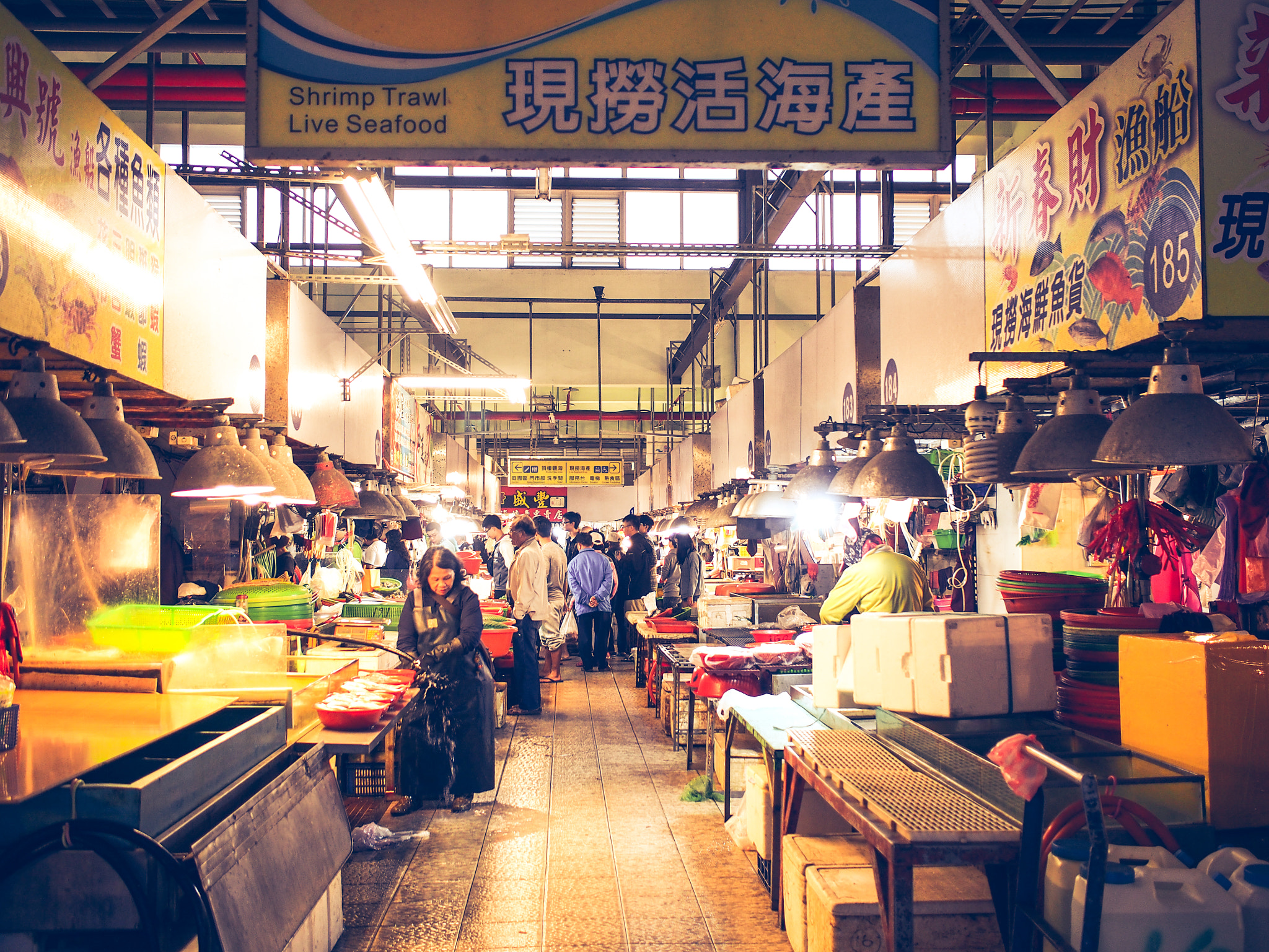 Olympus PEN E-PL6 + Olympus M.Zuiko Digital 17mm F1.8 sample photo. Fish market photography