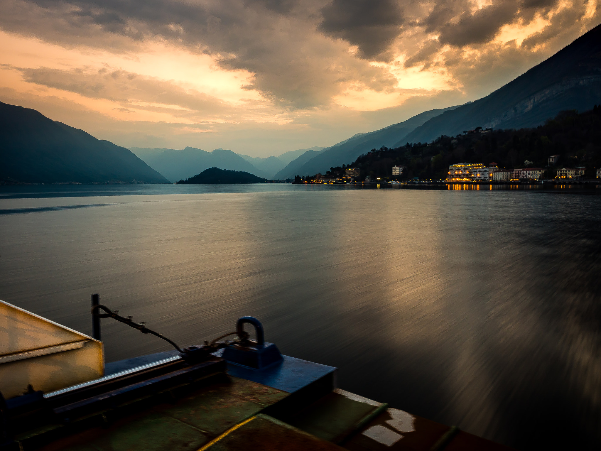 Olympus OM-D E-M5 II + Olympus M.Zuiko Digital ED 12-40mm F2.8 Pro sample photo. Sunset lake photography