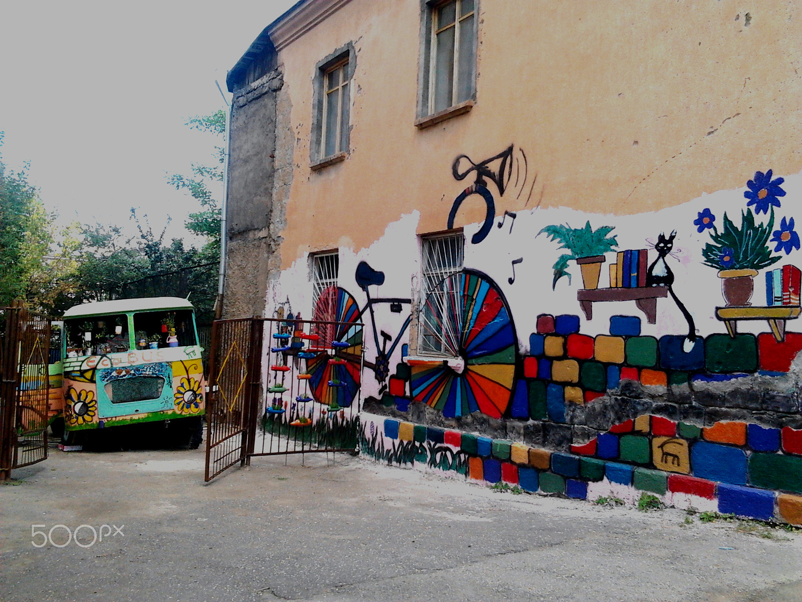 Samsung Galaxy Gio sample photo. Eco bus - street art photography