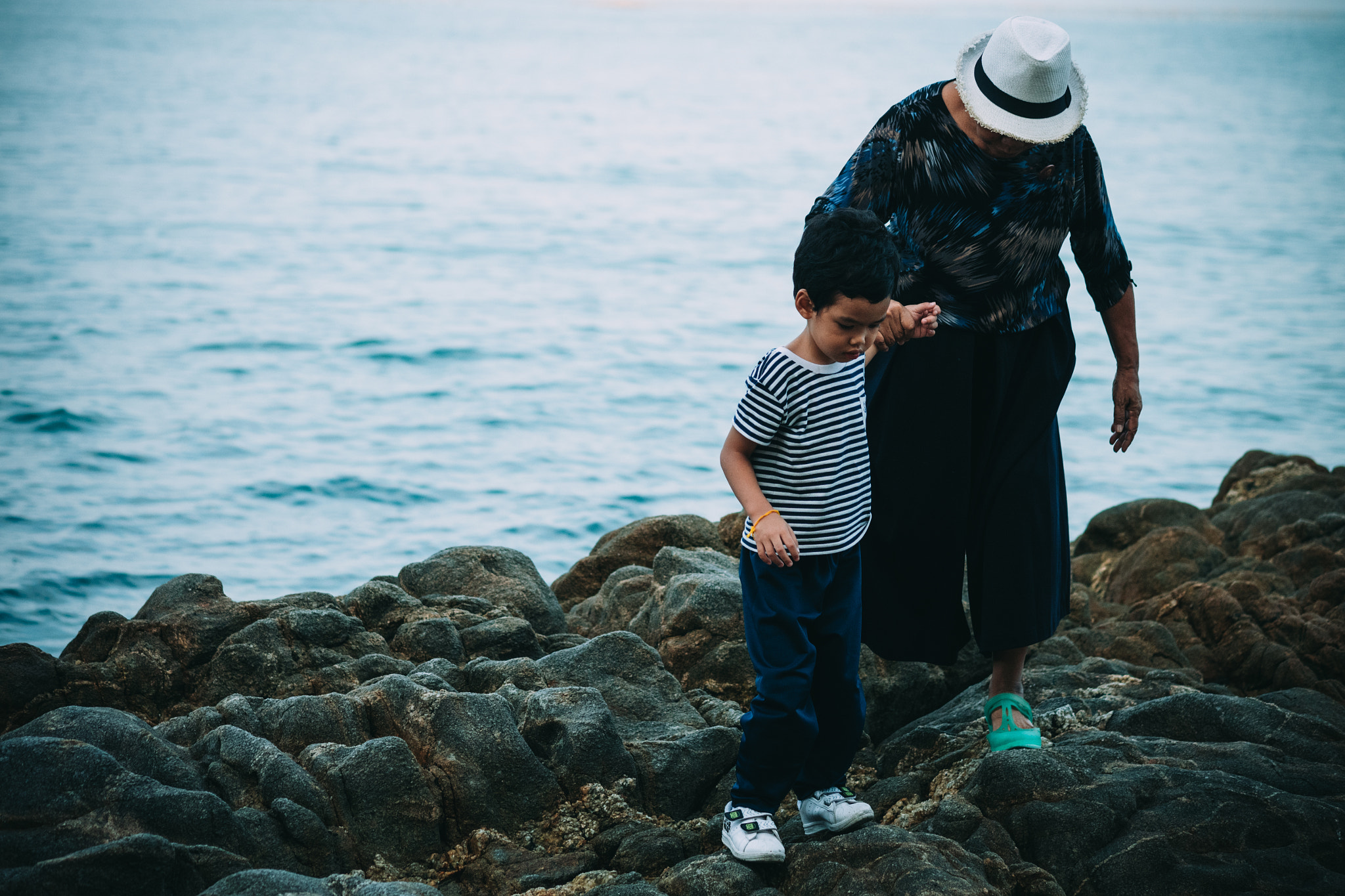 Fujifilm X-A2 + Fujifilm XF 60mm F2.4 R Macro sample photo. Kid with grand mom photography