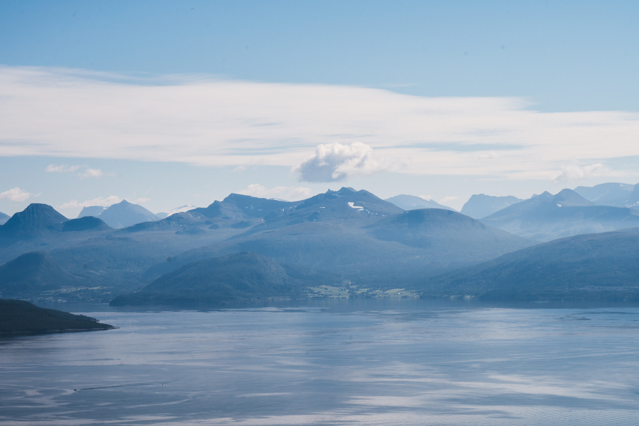 Sony a6300 + Sony Vario-Tessar T* E 16-70mm F4 ZA OSS sample photo. Moldefjord photography