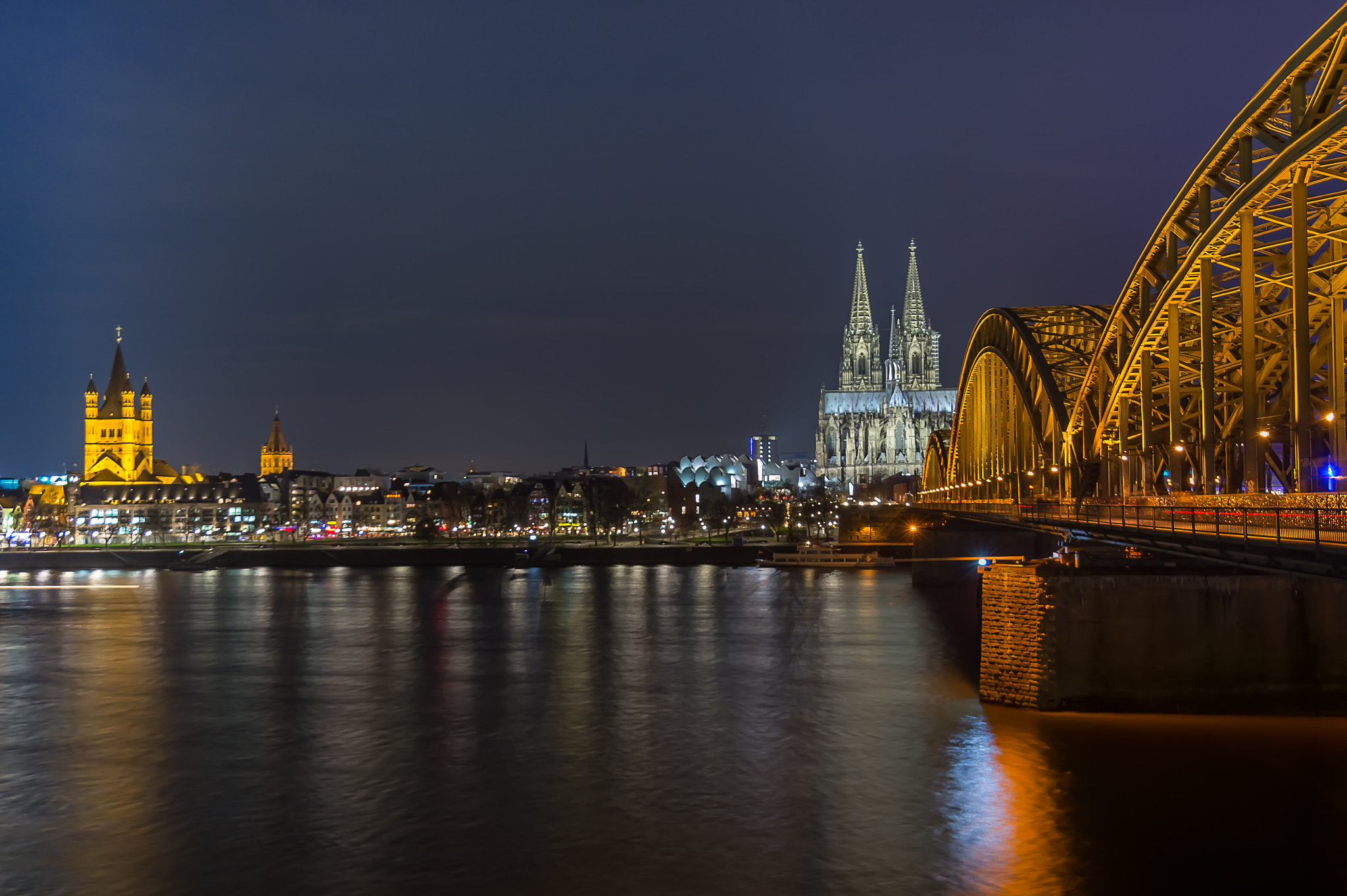 Nikon D7100 + Nikon AF-S DX Nikkor 16-85mm F3.5-5.6G ED VR sample photo. Rheinufer, groß st martin, kölner dom, hohenzollernbrücke photography