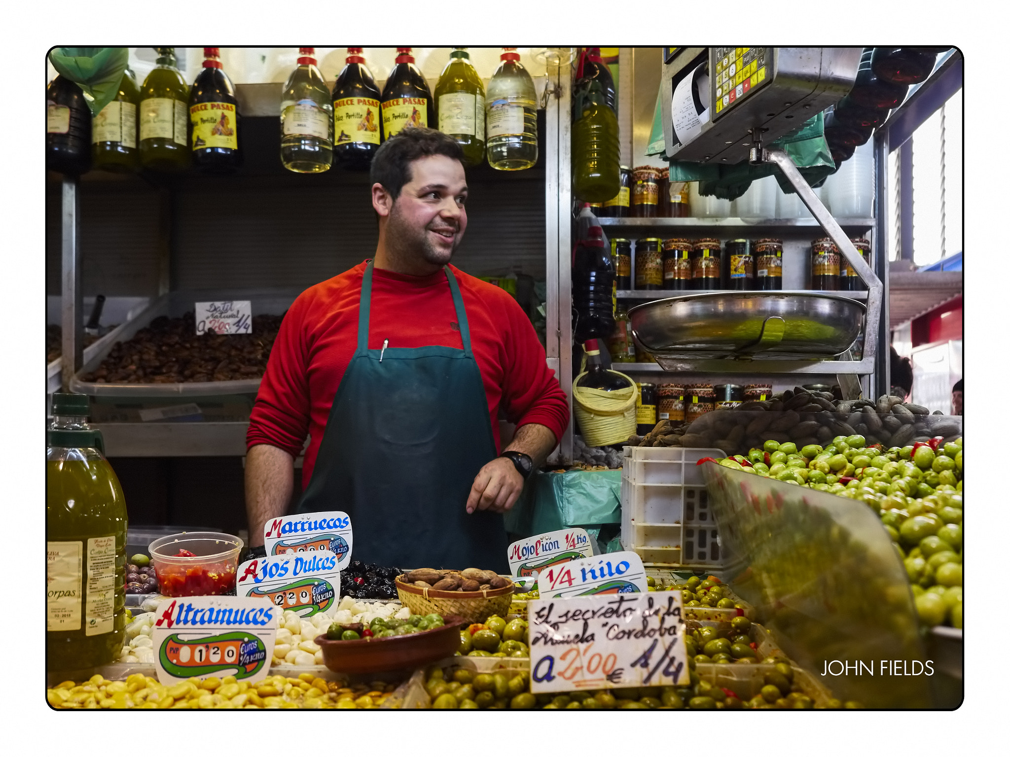 Panasonic Lumix DMC-GX8 sample photo. Málaga (76 - olives seller photography