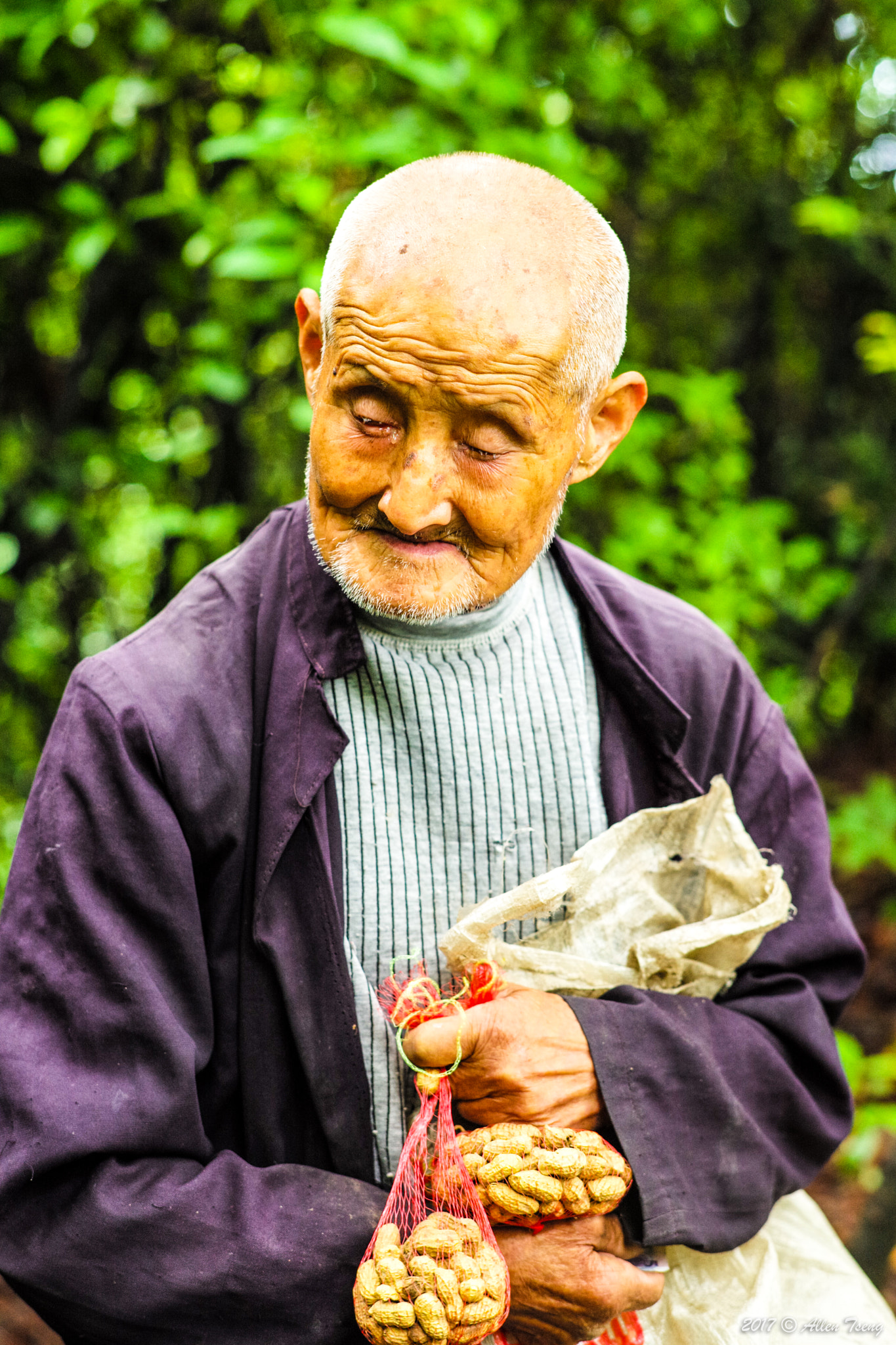 Leica M (Typ 240) + Leica Summarit-M 75mm F2.4 sample photo. Man with his titbits photography