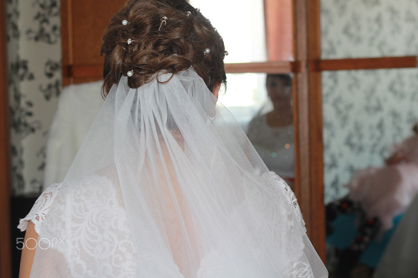 Canon EOS 60D sample photo. The bride looks in the mirror photography