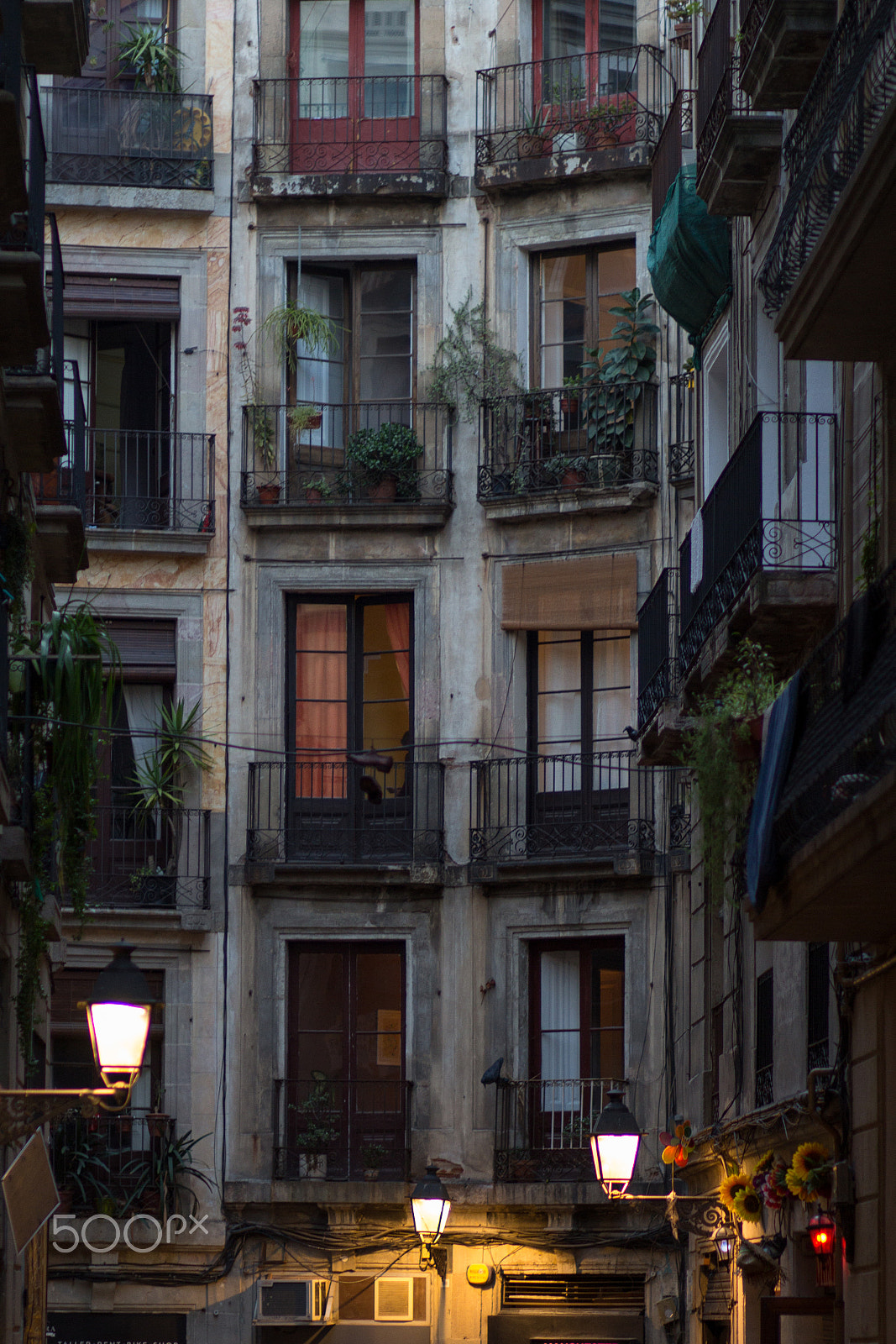 Canon EOS 60D + Canon EF 85mm F1.8 USM sample photo. Old barcelona photography