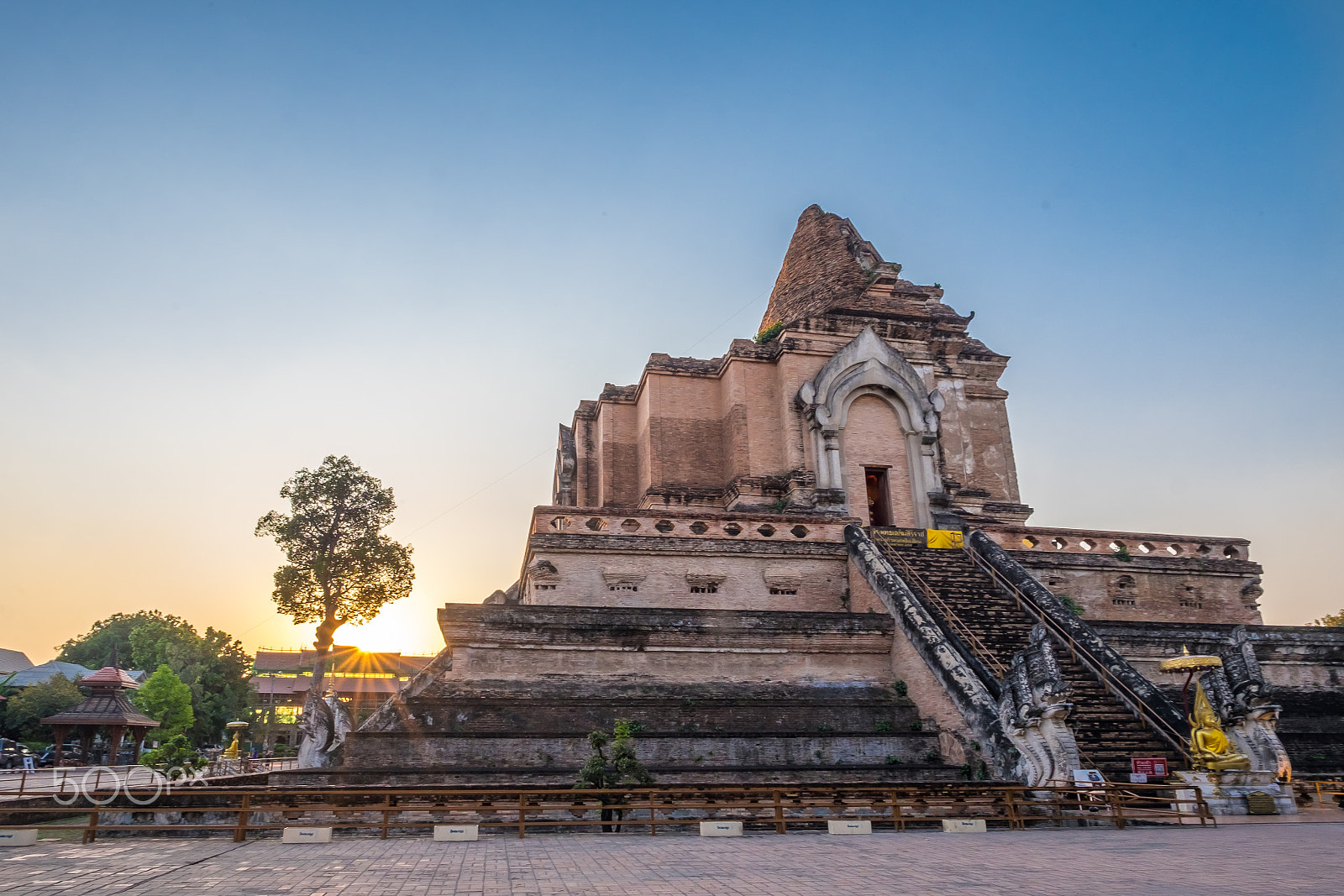 Fujifilm X-E2 sample photo. Wat chedi luang photography