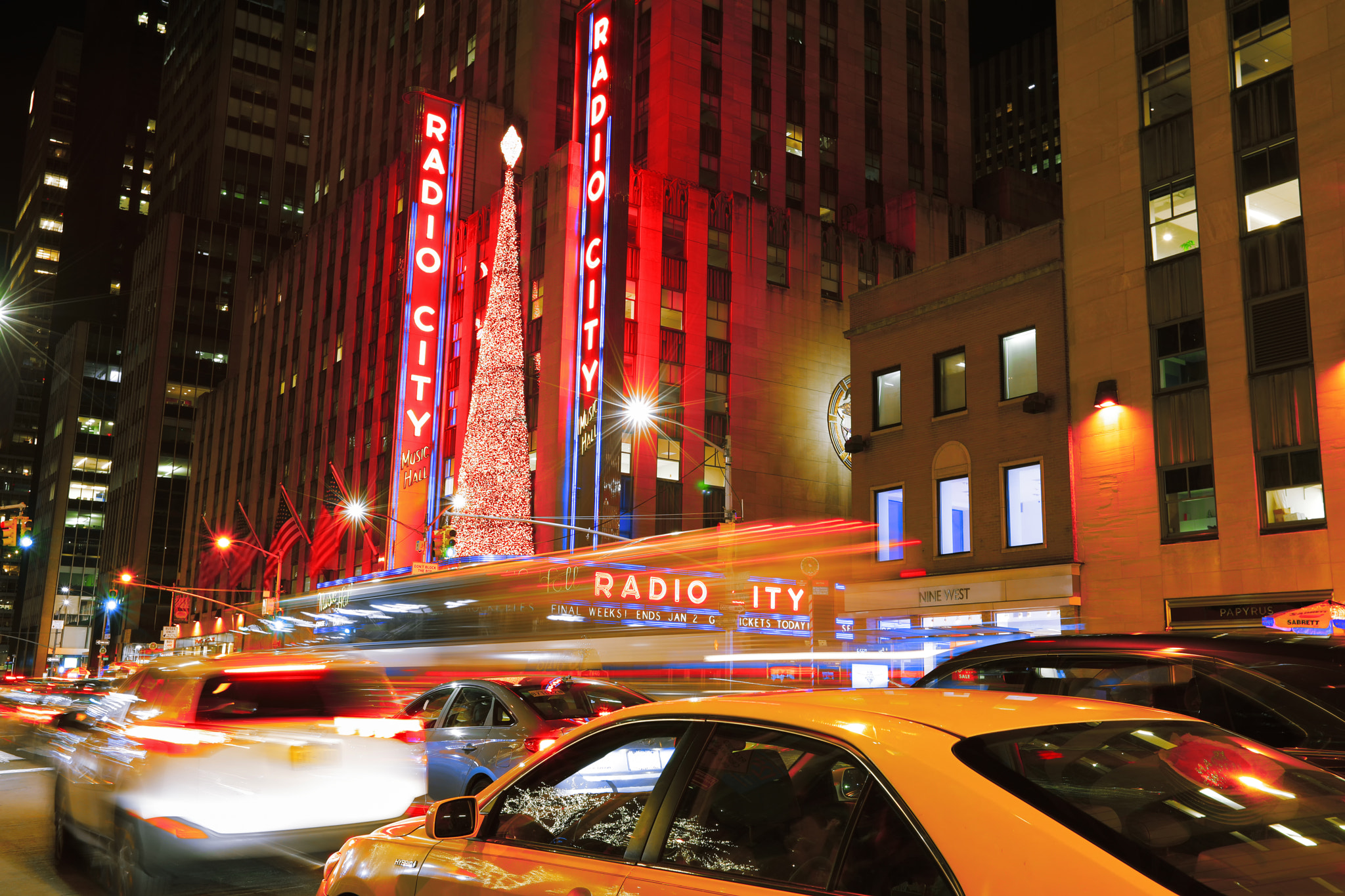 Canon EF 16-35mm F2.8L II USM sample photo. Radio city music hall at christmas. photography