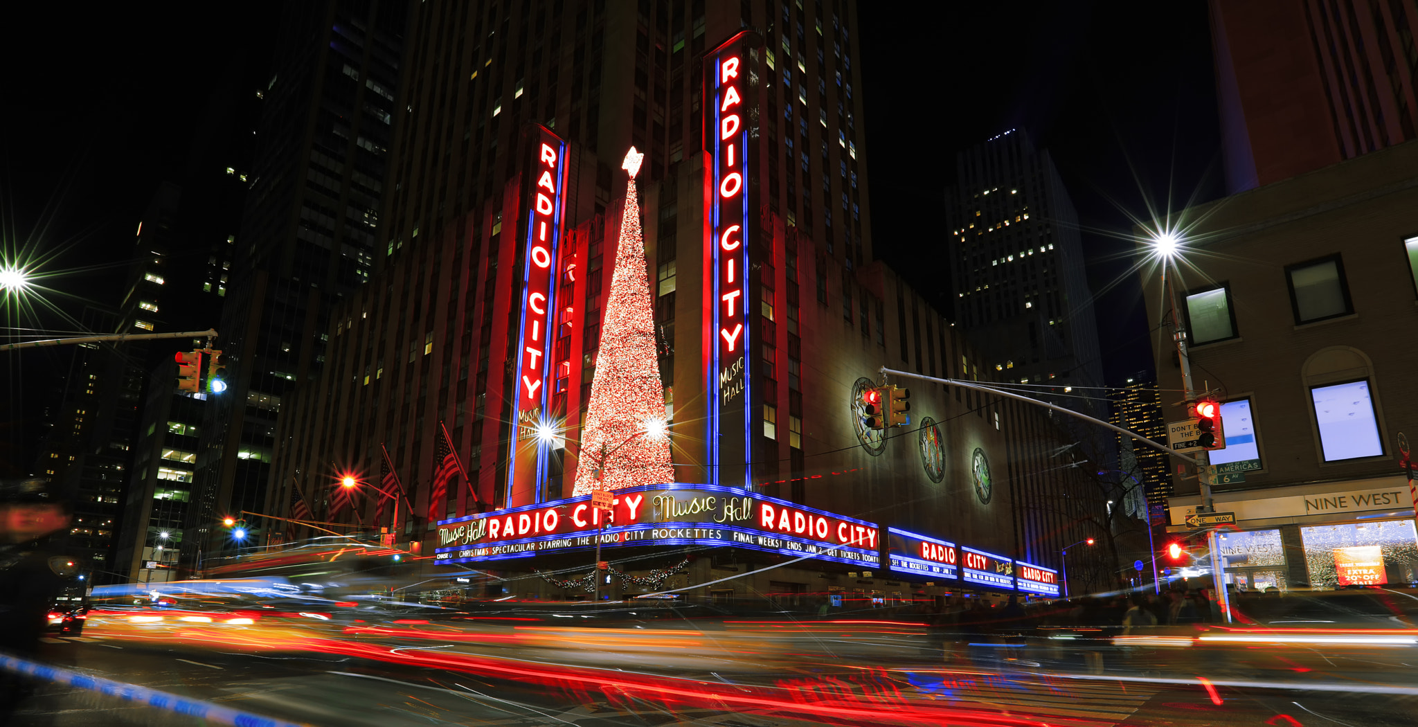 Canon EF 16-35mm F2.8L II USM sample photo. Radio city music hall at christmas. photography