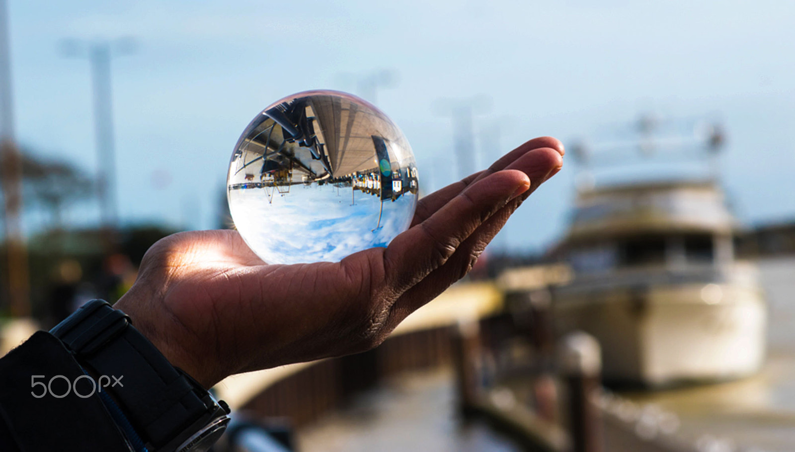 Nikon D5500 + Nikon AF-S Nikkor 85mm F1.8G sample photo. Globe on our hands photography