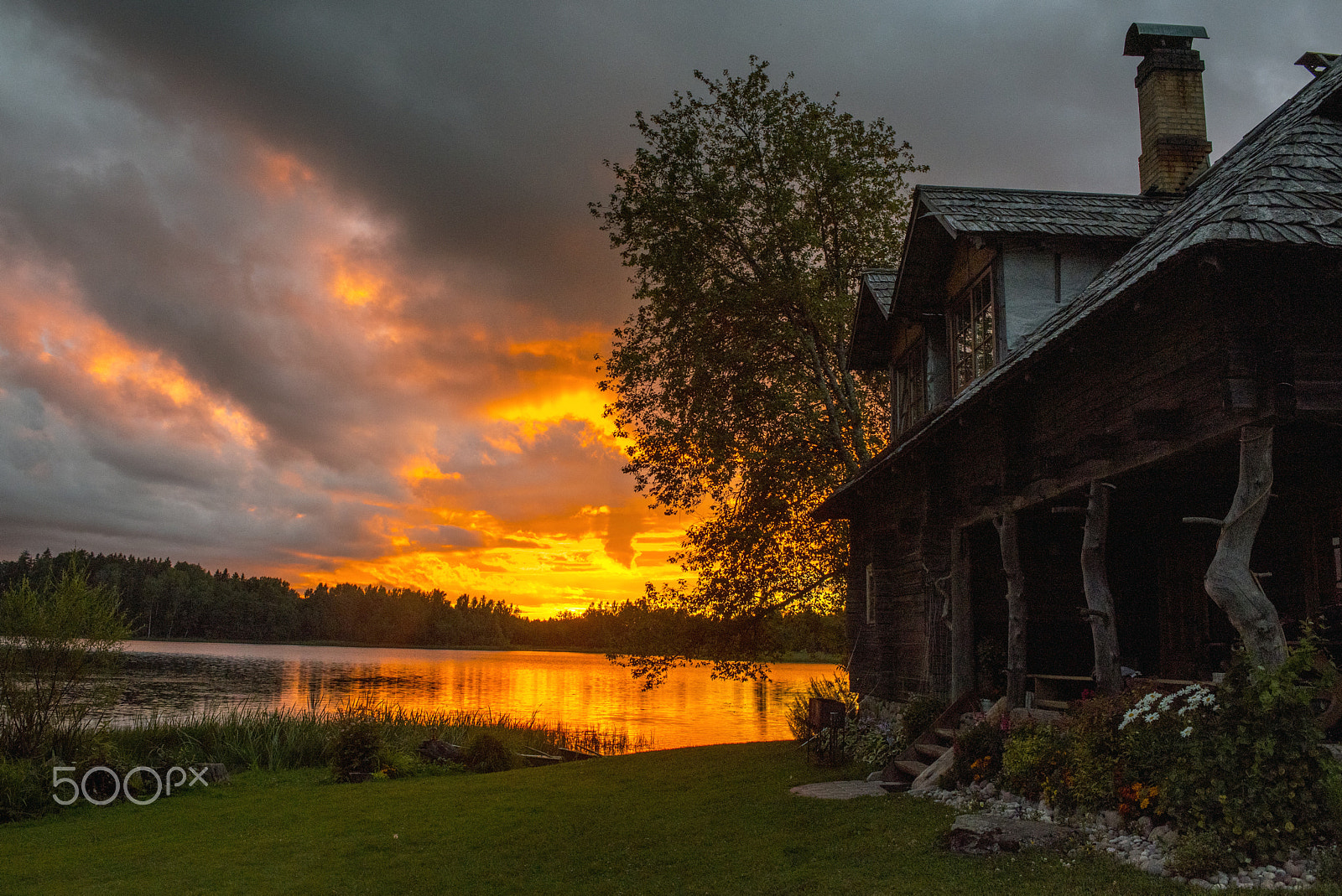 Nikon AF-S Nikkor 28-70mm F2.8 ED-IF sample photo. The house at sunset photography