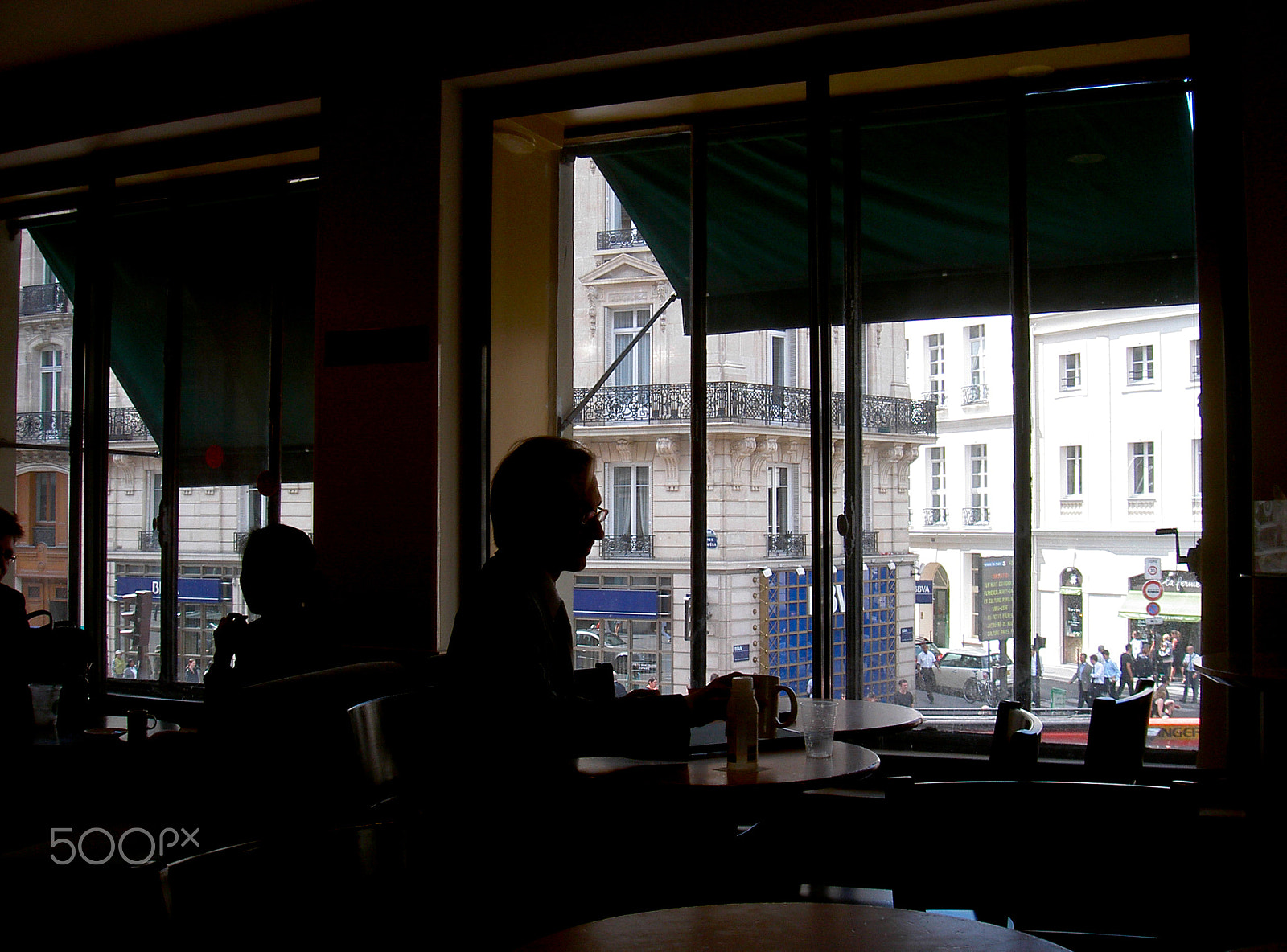 KONICA MINOLTA DIGITAL CAMERA KD-400Z sample photo. At cafeteria in paris photography