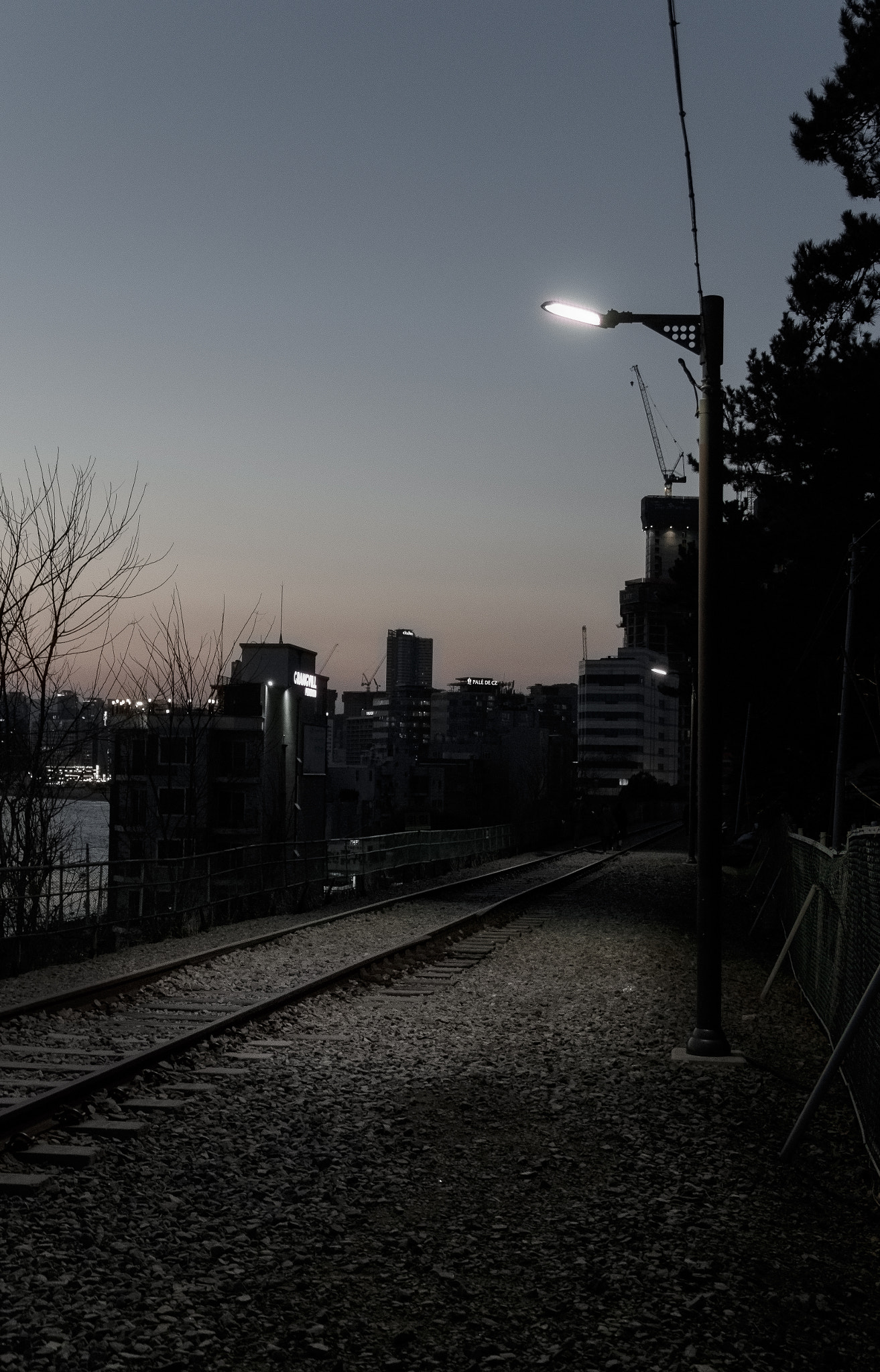 Canon EOS 70D sample photo. Streetlight on the rail photography