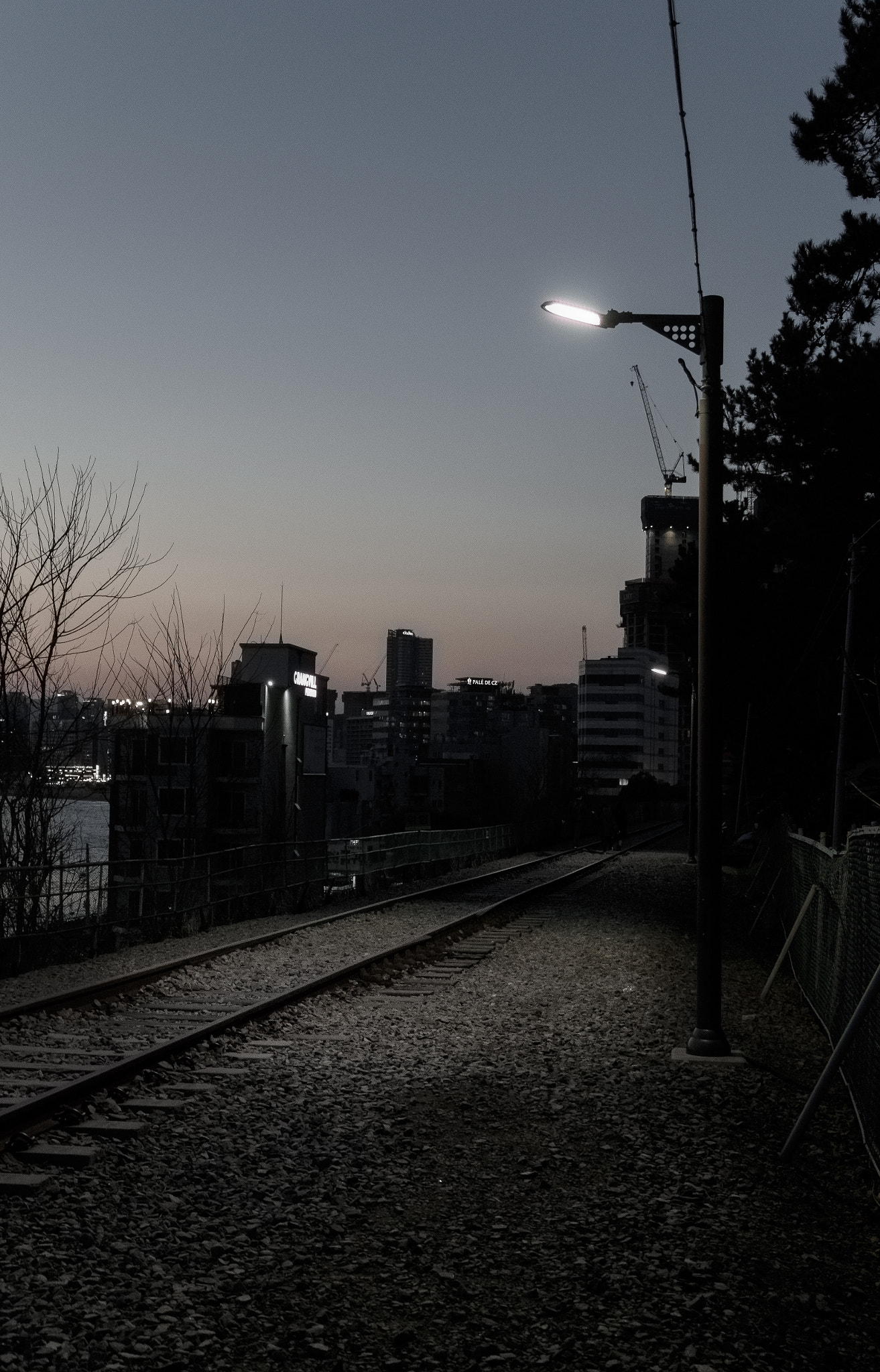 Sigma 17-70mm F2.8-4 DC Macro OS HSM sample photo. Streetlight on the rail photography