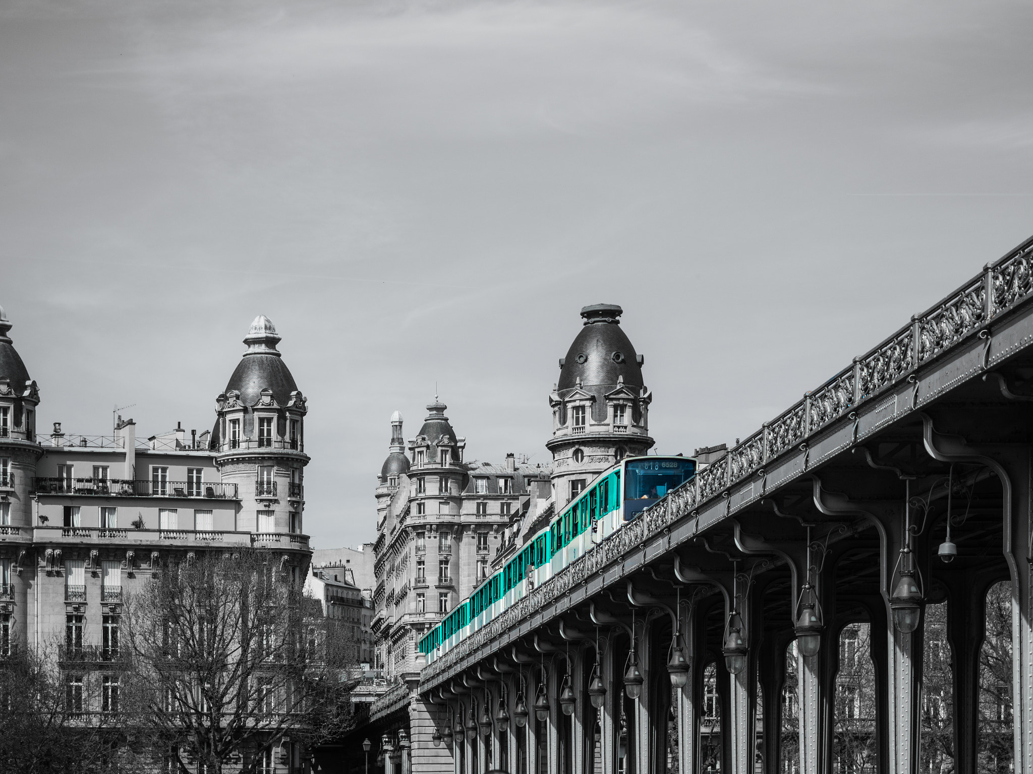 Olympus OM-D E-M5 II sample photo. Metro paris black&white photography