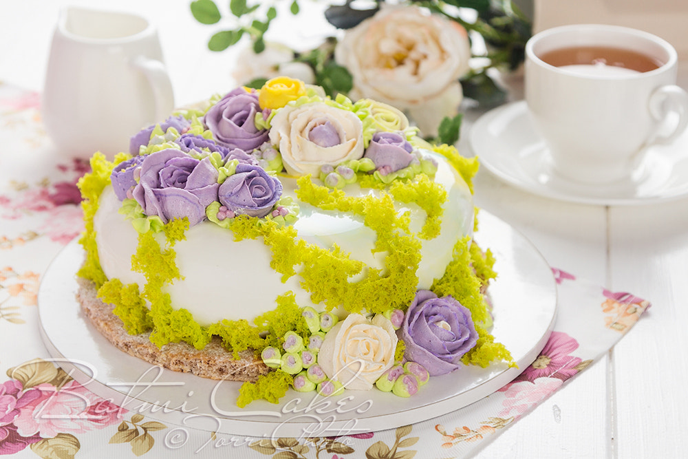 Canon EOS 650D (EOS Rebel T4i / EOS Kiss X6i) sample photo. Colorful butter cream flowers cake photography