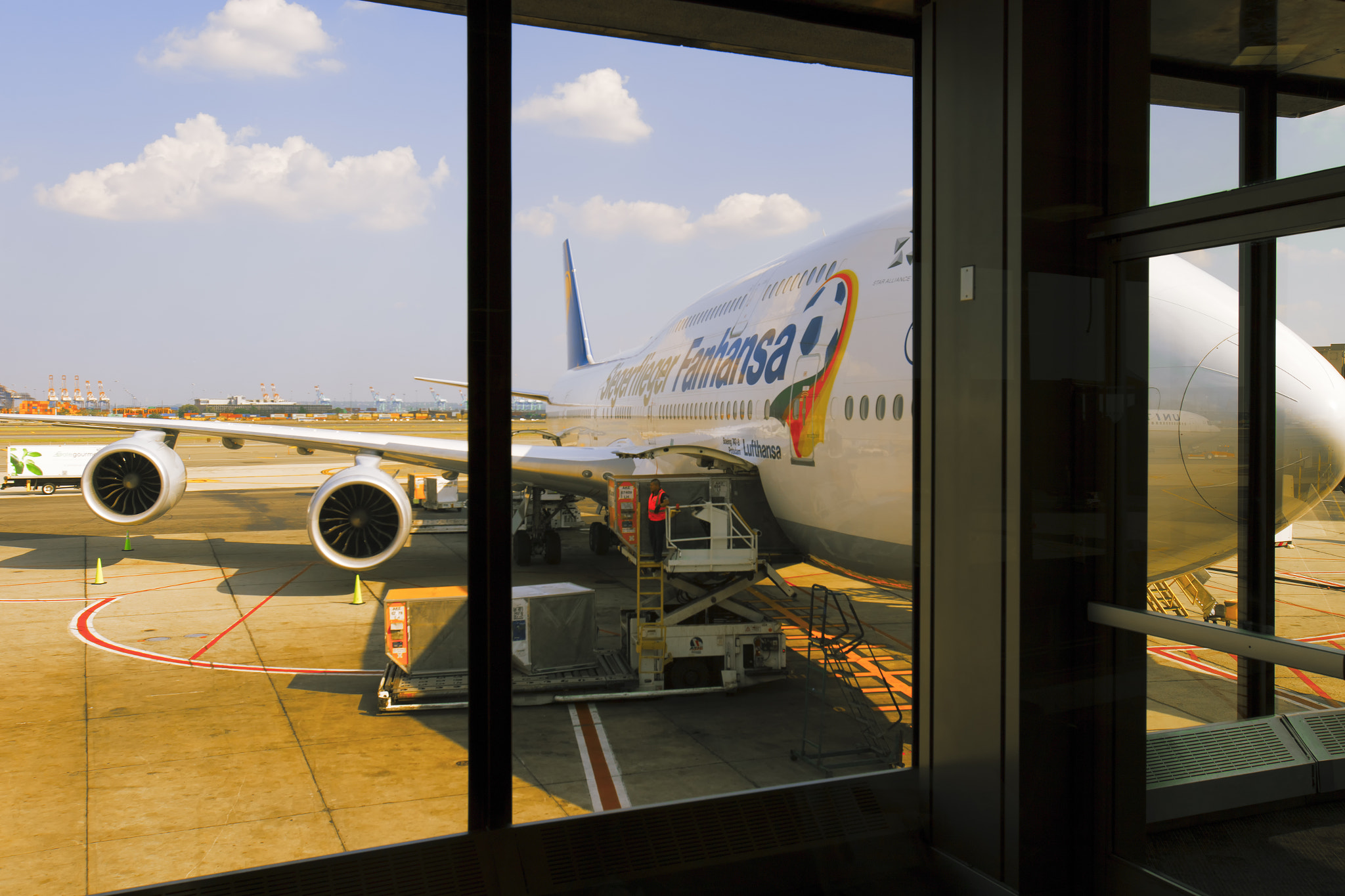 Canon EOS 7D Mark II sample photo. Lufthansa plane at jfk airport terminal photography