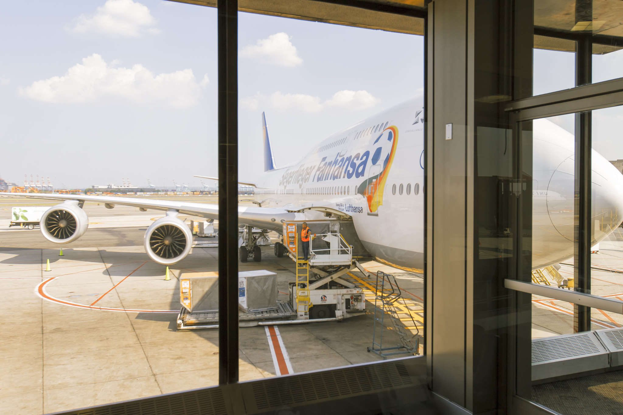 Canon EOS 7D Mark II sample photo. Lufthansa plane at jfk airport terminal photography