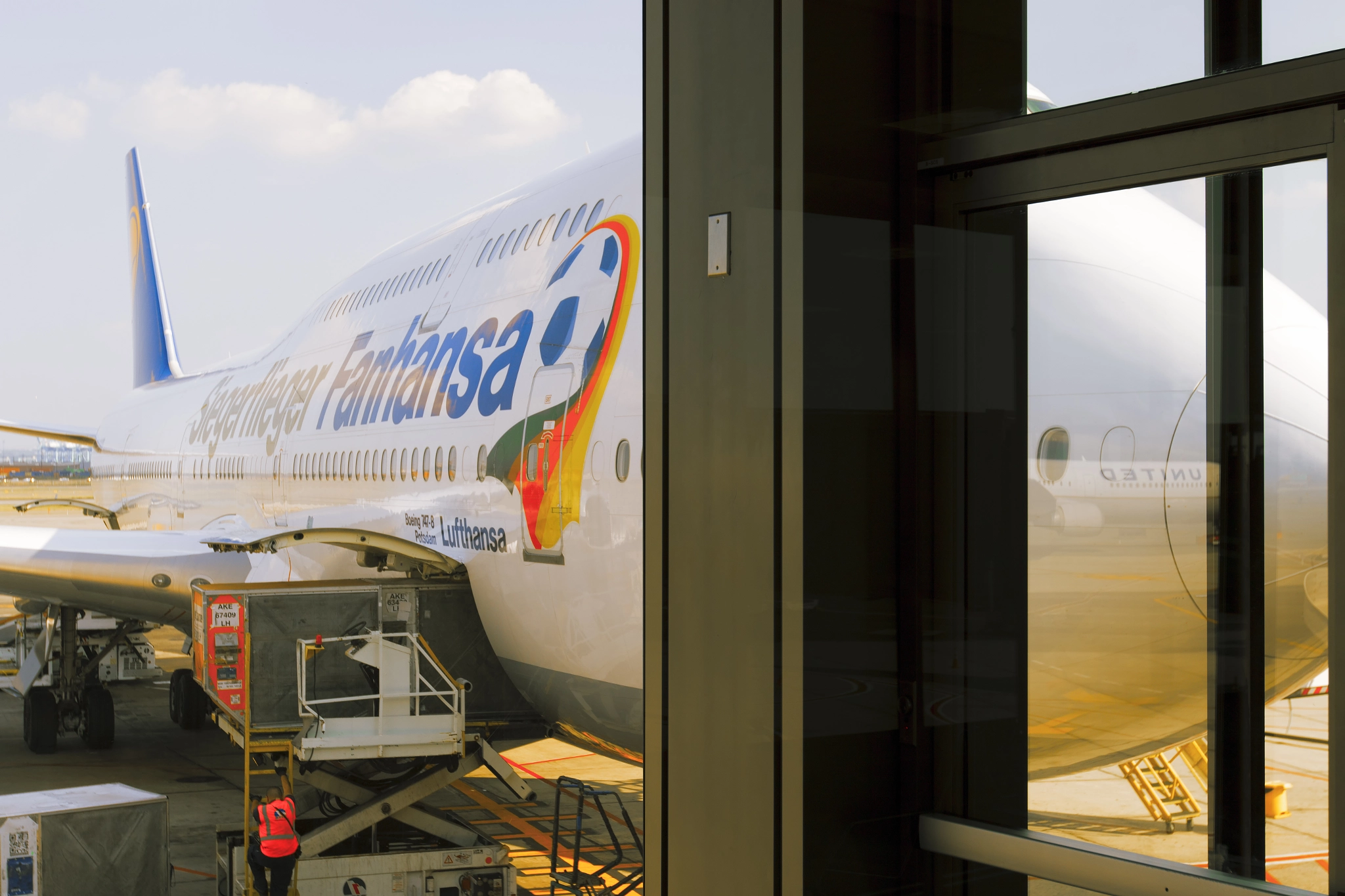 Canon EOS 7D Mark II sample photo. Lufthansa plane at jfk airport terminal photography