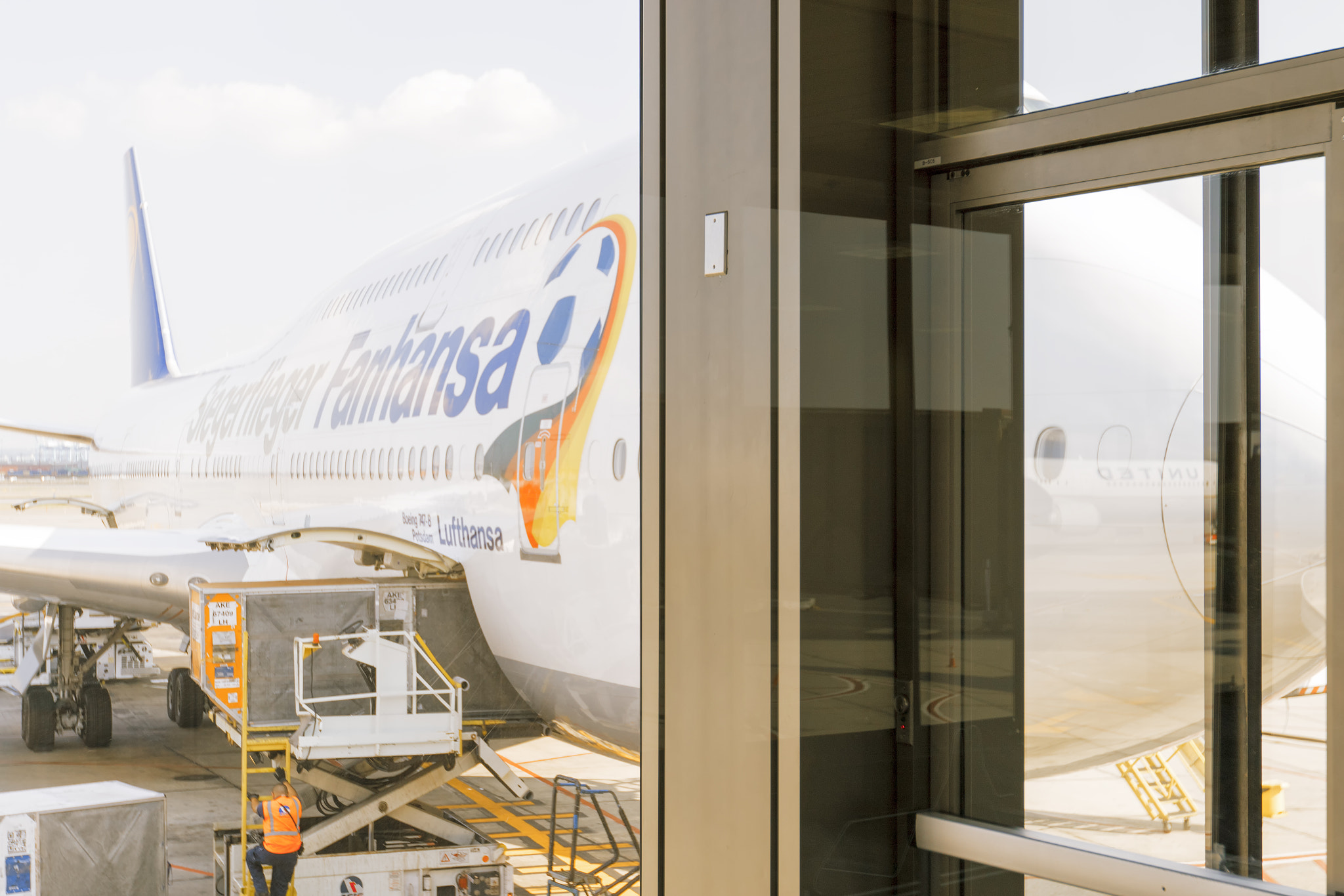 Canon EF 16-35mm F2.8L II USM sample photo. Lufthansa plane at jfk airport terminal photography