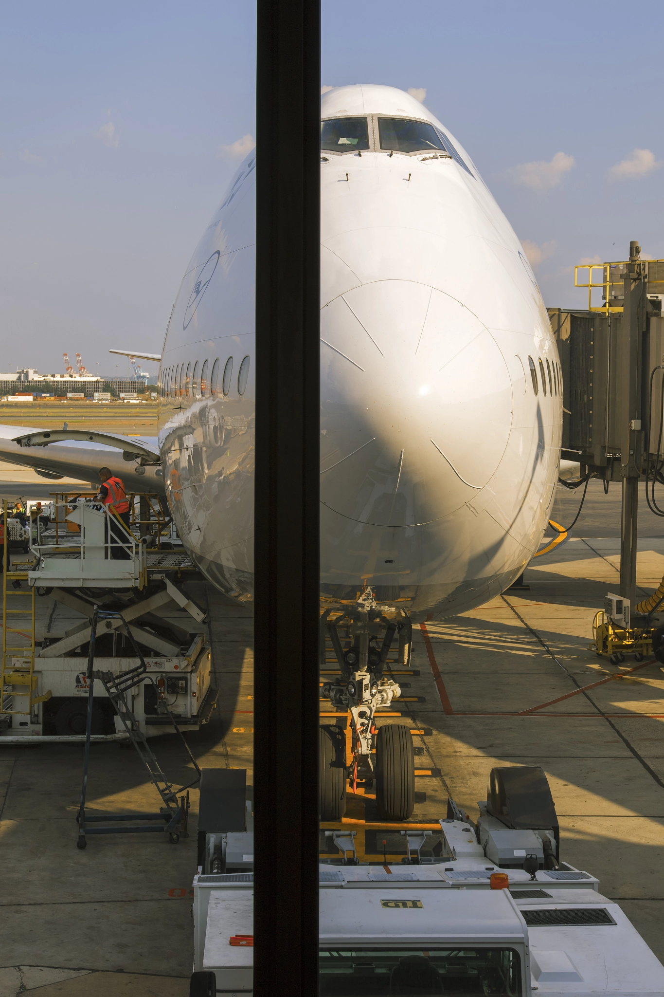 Canon EOS 7D Mark II sample photo. Lufthansa plane at jfk airport terminal photography