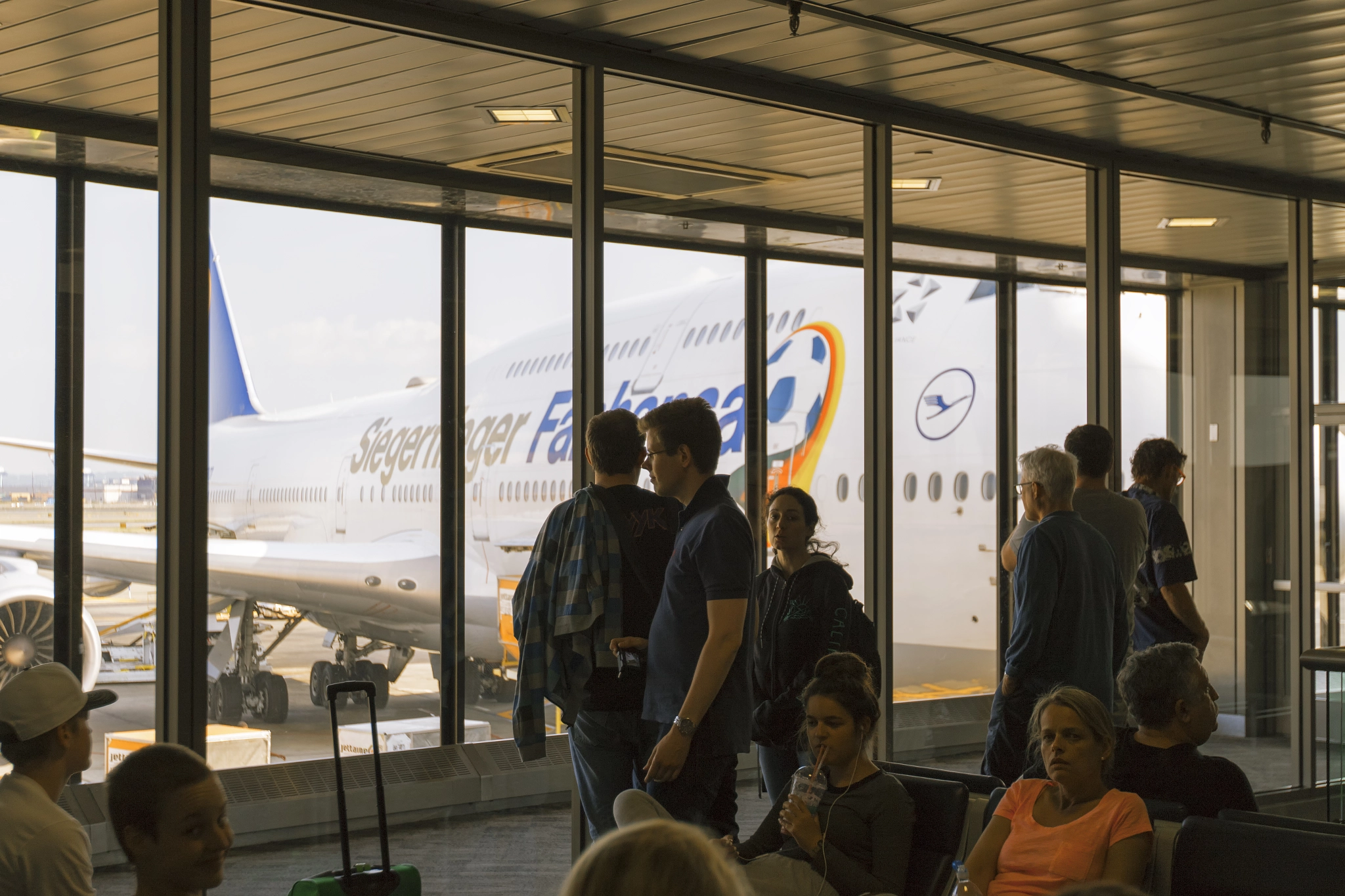 Canon EOS 7D Mark II sample photo. Lufthansa plane at jfk airport terminal photography