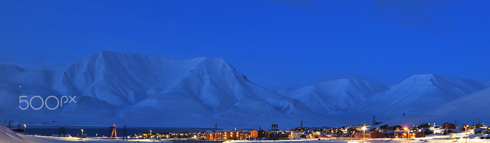 Nikon AF-S Nikkor 14-24mm F2.8G ED sample photo. Arctic town photography