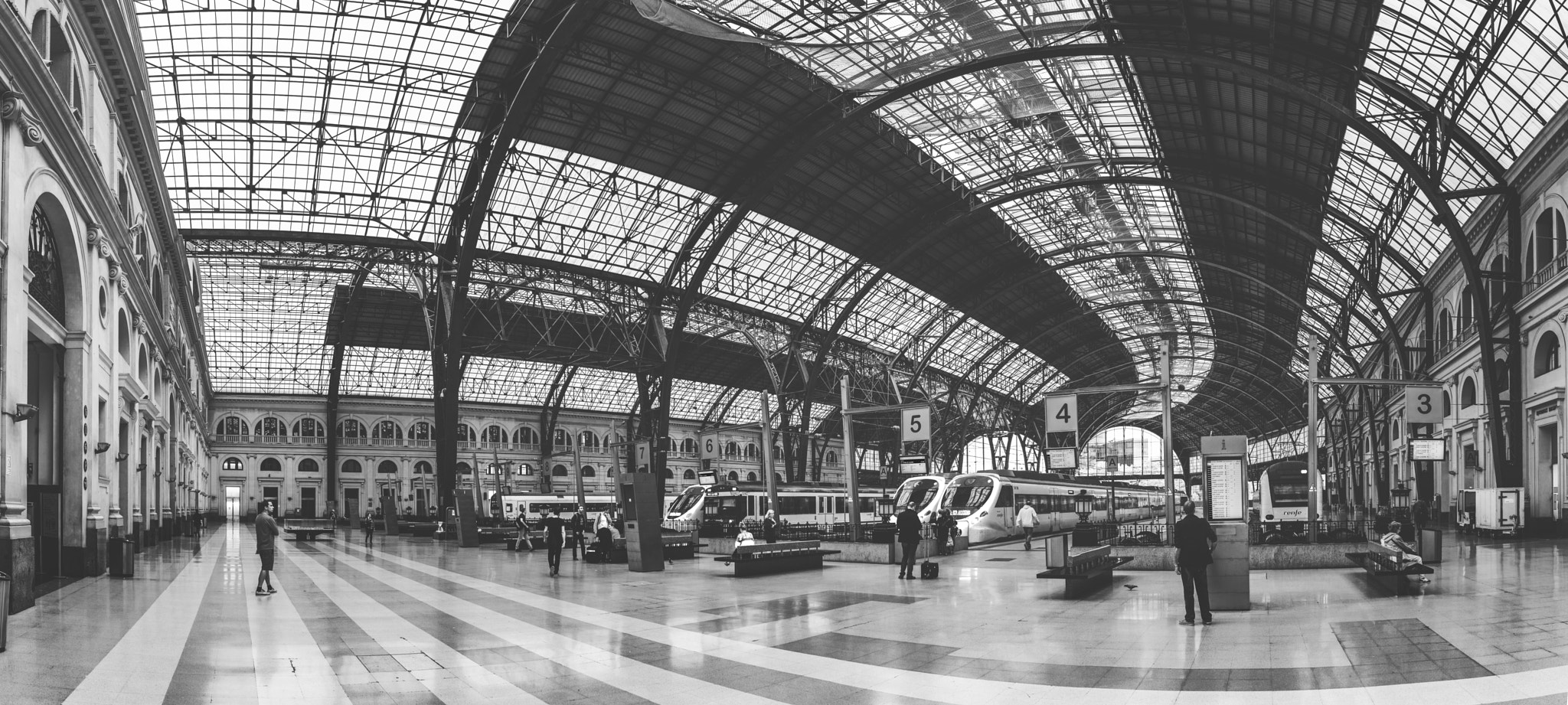 Nikon D800 + Nikon AF-S Nikkor 28mm F1.8G sample photo. Estación de frança, barcelona photography