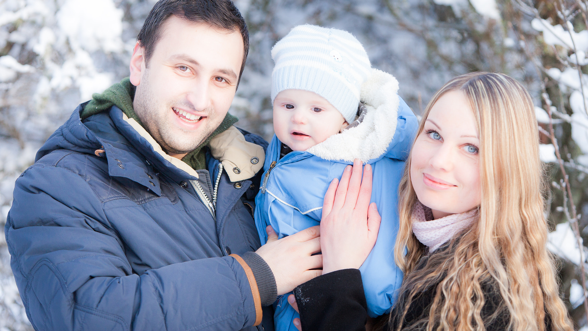 Canon EOS 5D Mark II sample photo. Winter family portrait photography