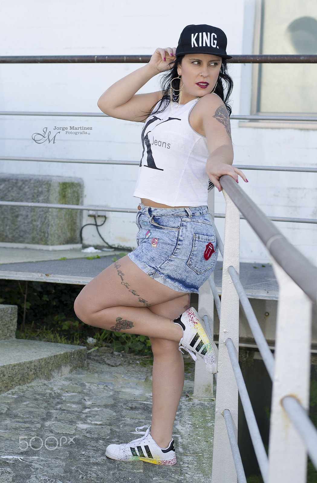Nikon D7000 + Nikon AF-S Nikkor 50mm F1.8G sample photo. Looking for her king photography