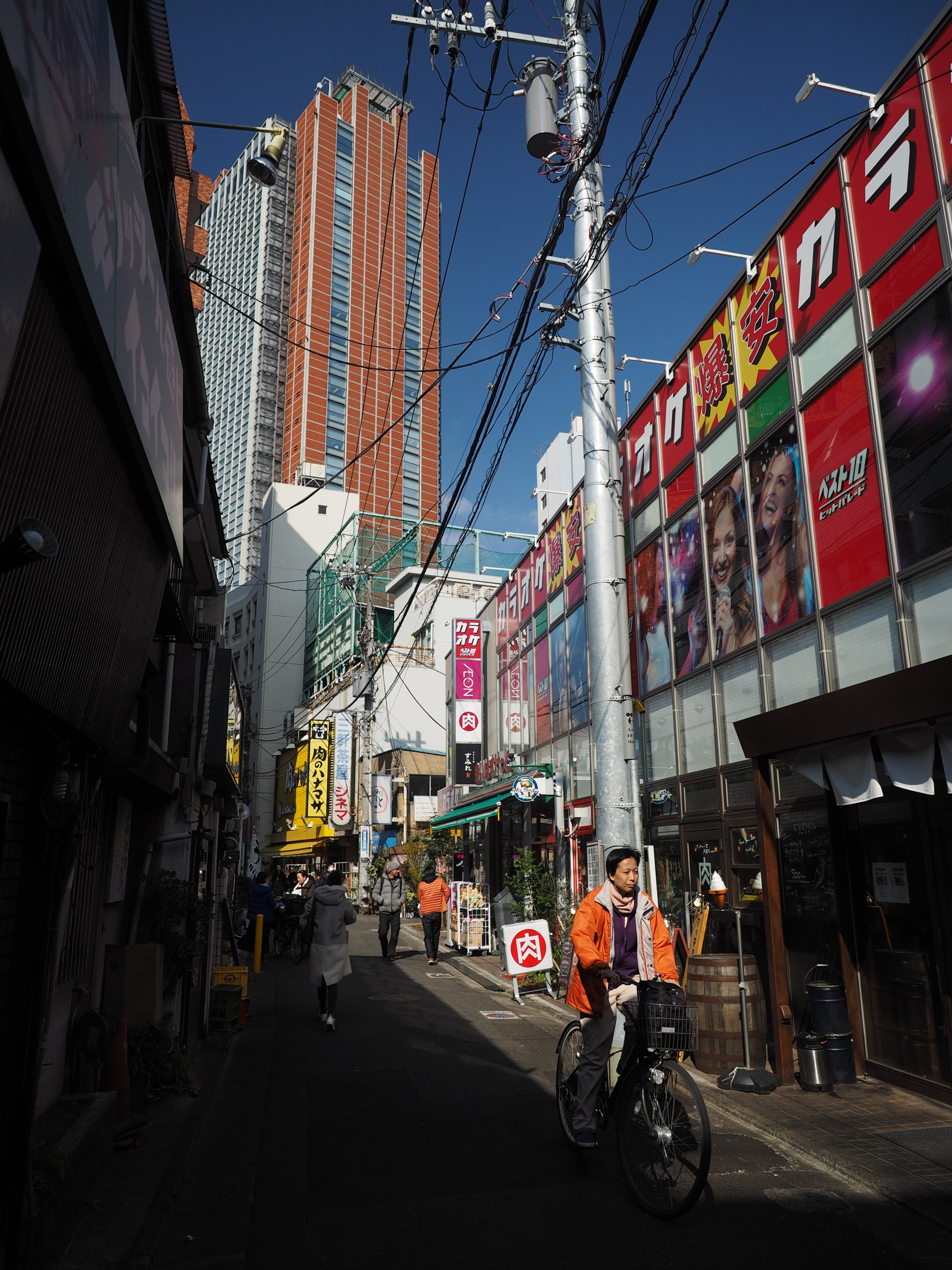 Olympus OM-D E-M1 + Olympus M.Zuiko Digital ED 12-40mm F2.8 Pro sample photo. The back streets of tokyo photography