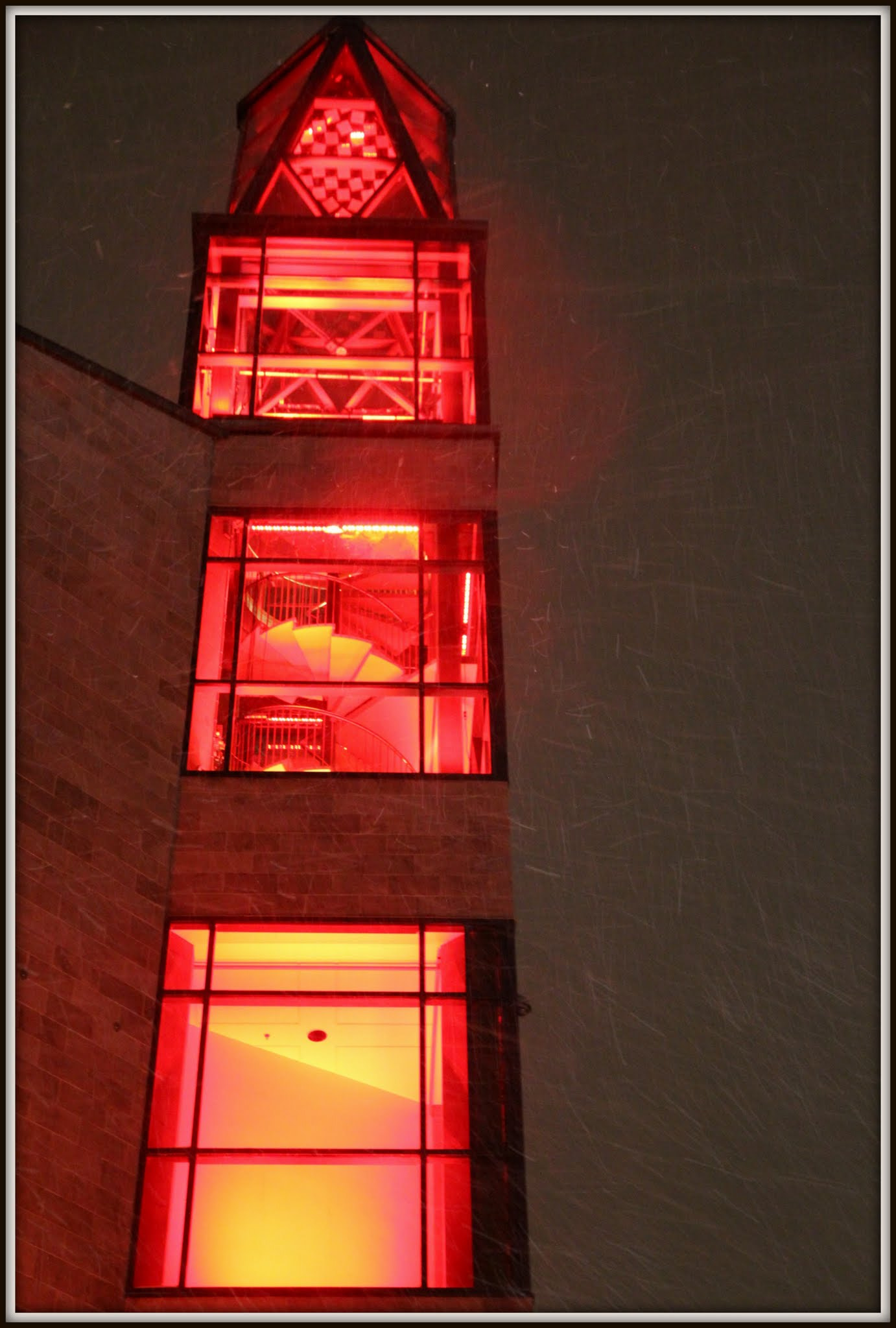 Sigma 17-70mm F2.8-4 DC Macro OS HSM sample photo. Red light -québec photography
