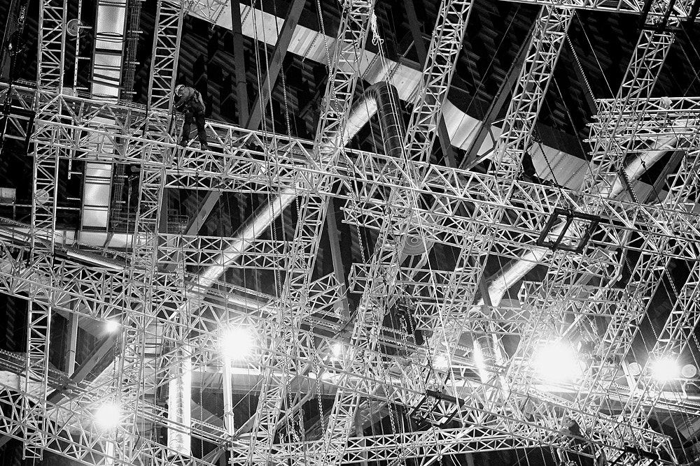 Nikon D4 sample photo. Riggers make a gig photography