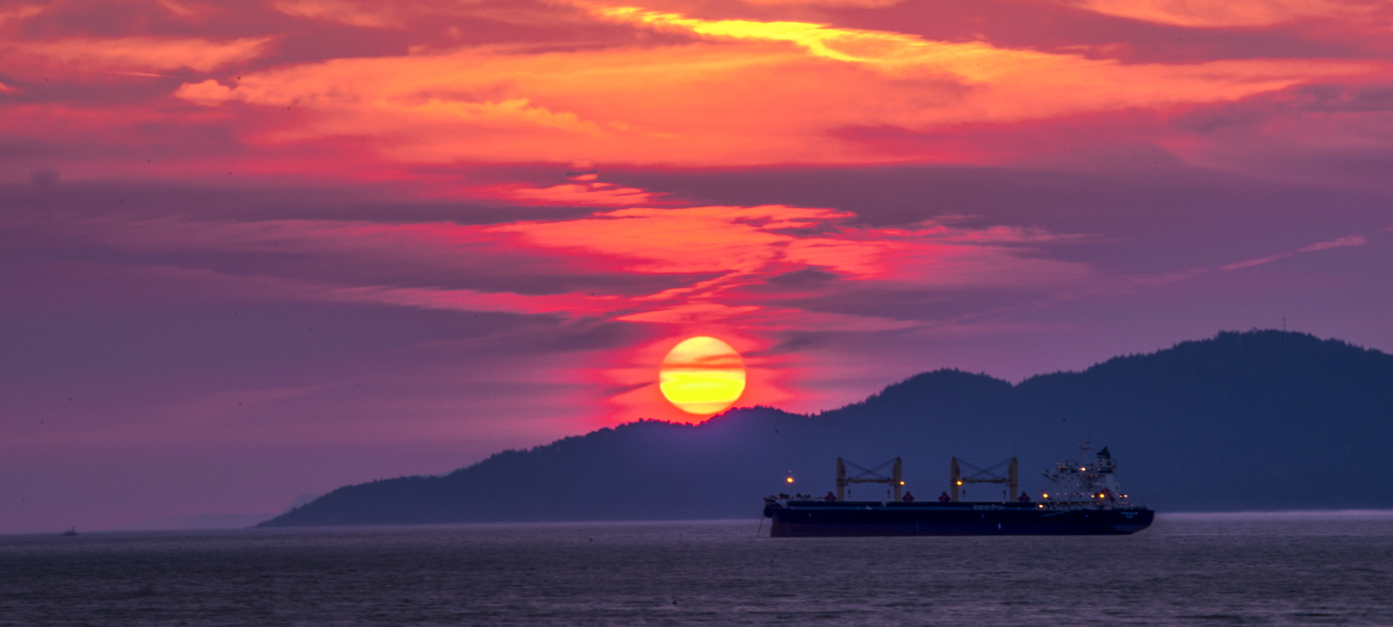 Nikon AF-S Nikkor 70-200mm F4G ED VR sample photo. Sunset near my home at spanish banks photography