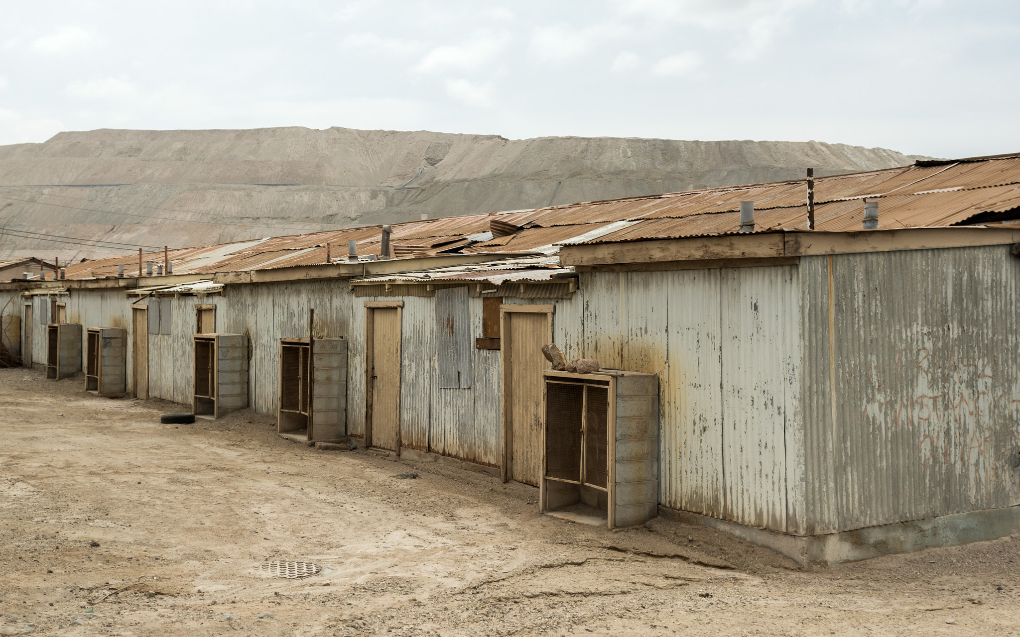 Nikon D7100 + Nikon AF-S DX Nikkor 17-55mm F2.8G ED-IF sample photo. Old workers' houses at chuquicamata, calama/chile photography