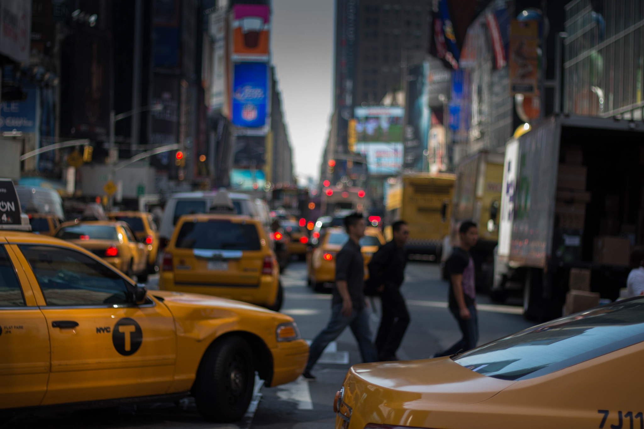 Canon EOS 650D (EOS Rebel T4i / EOS Kiss X6i) + Canon EF 50mm F1.8 II sample photo. Nyc taxi photography