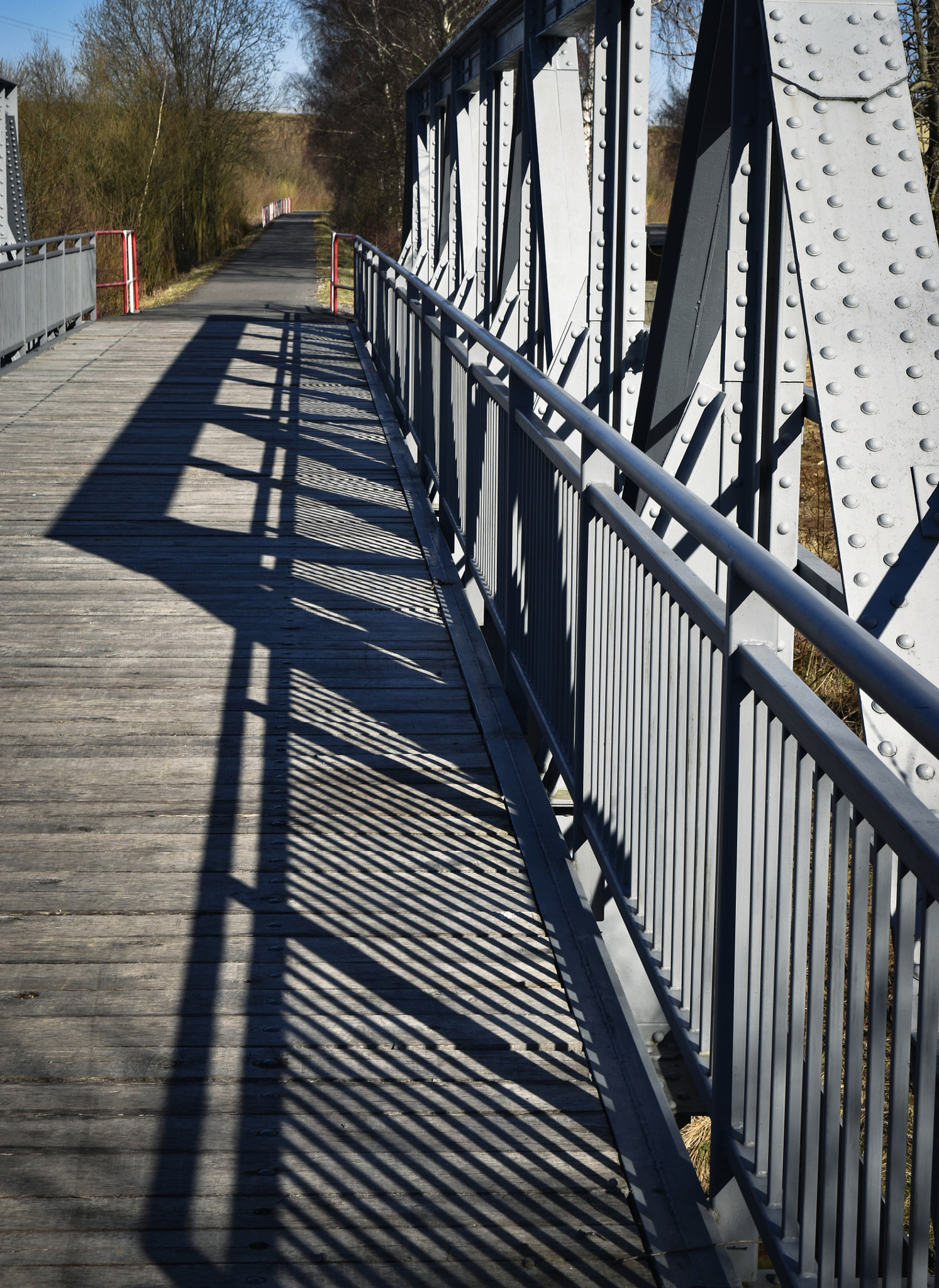Nikon D5500 + Nikon AF-S DX Nikkor 16-85mm F3.5-5.6G ED VR sample photo. Early evening shadow over the iron bridge photography
