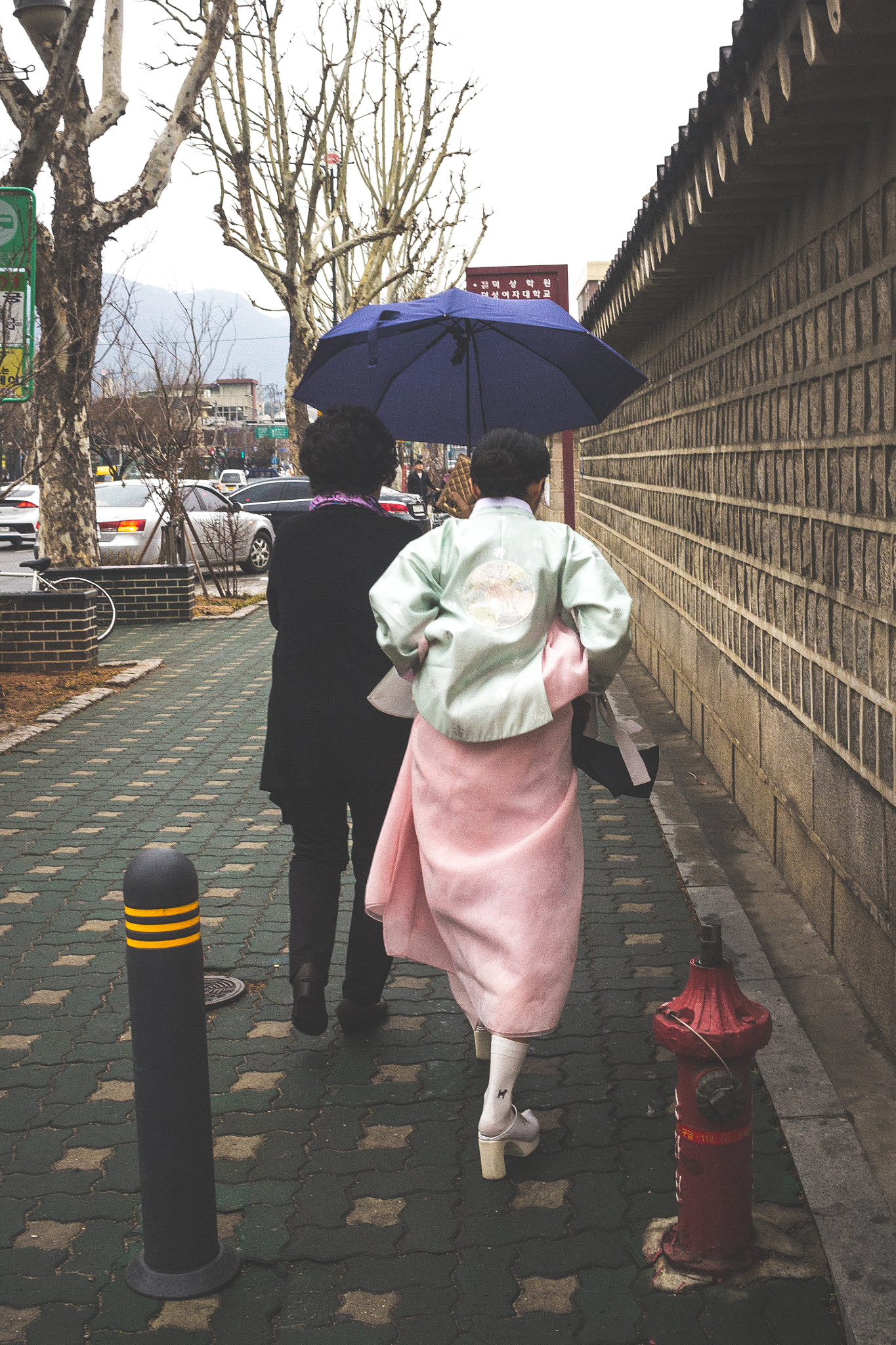 Canon EF-S 24mm F2.8 STM sample photo. Hanbok and umbrella photography