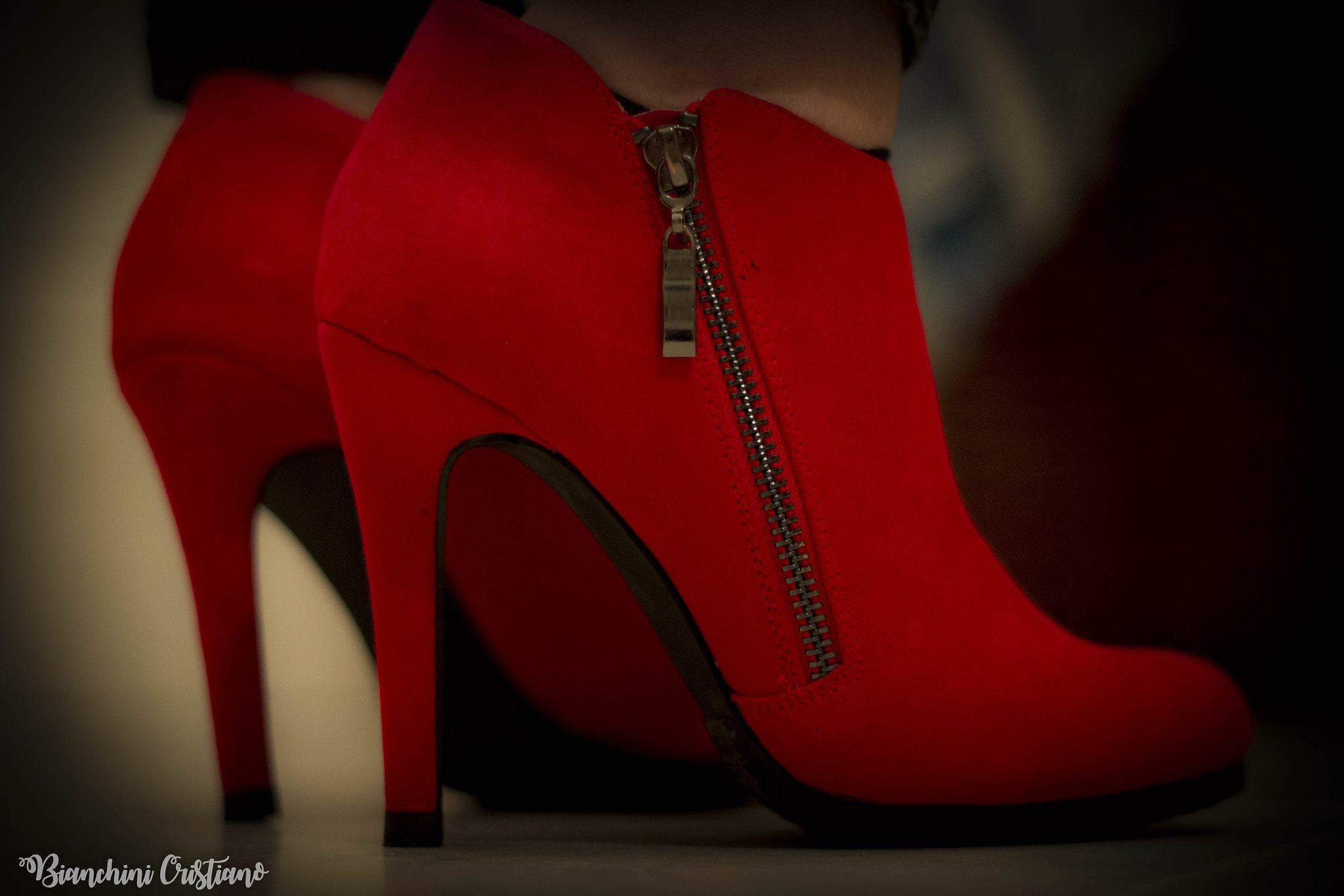 Canon EOS 1200D (EOS Rebel T5 / EOS Kiss X70 / EOS Hi) + Canon EF 50mm F1.8 II sample photo. Red shoes photography