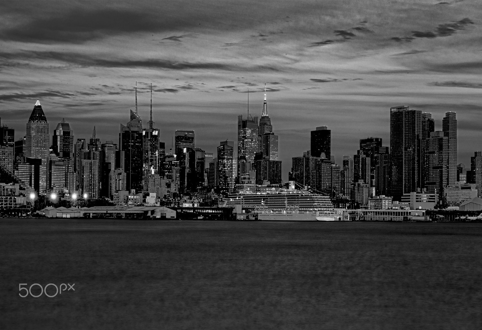 Nikon AF-S Nikkor 70-200mm F2.8G ED VR II sample photo. Manhattan in black and white photography