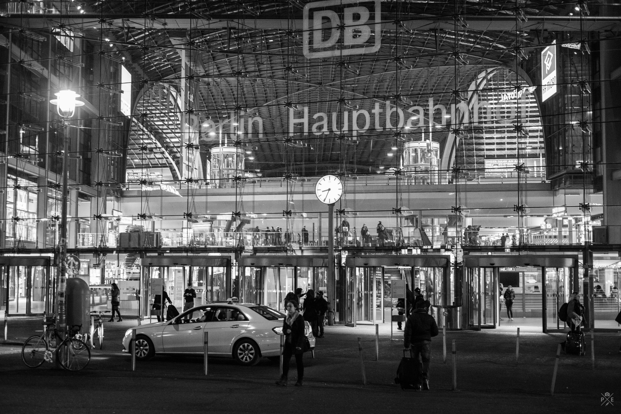 Nikon D750 + Nikon AF Nikkor 50mm F1.8D sample photo. Late for rush hour photography