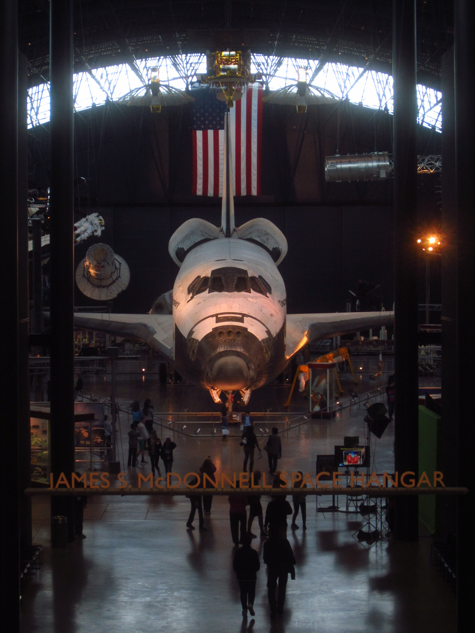 Canon PowerShot ELPH 300 HS (IXUS 220 HS / IXY 410F) sample photo. Space shuttle discovery i photography