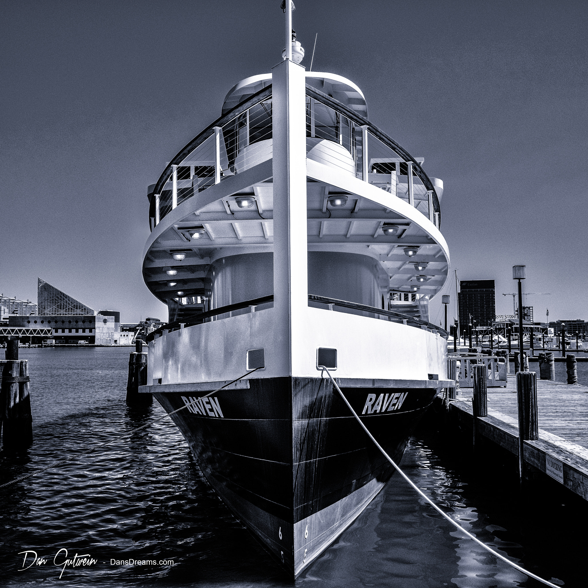 Fujifilm X-Pro2 + Fujifilm XF 10-24mm F4 R OIS sample photo. Baltimore - "raven" tour boat photography